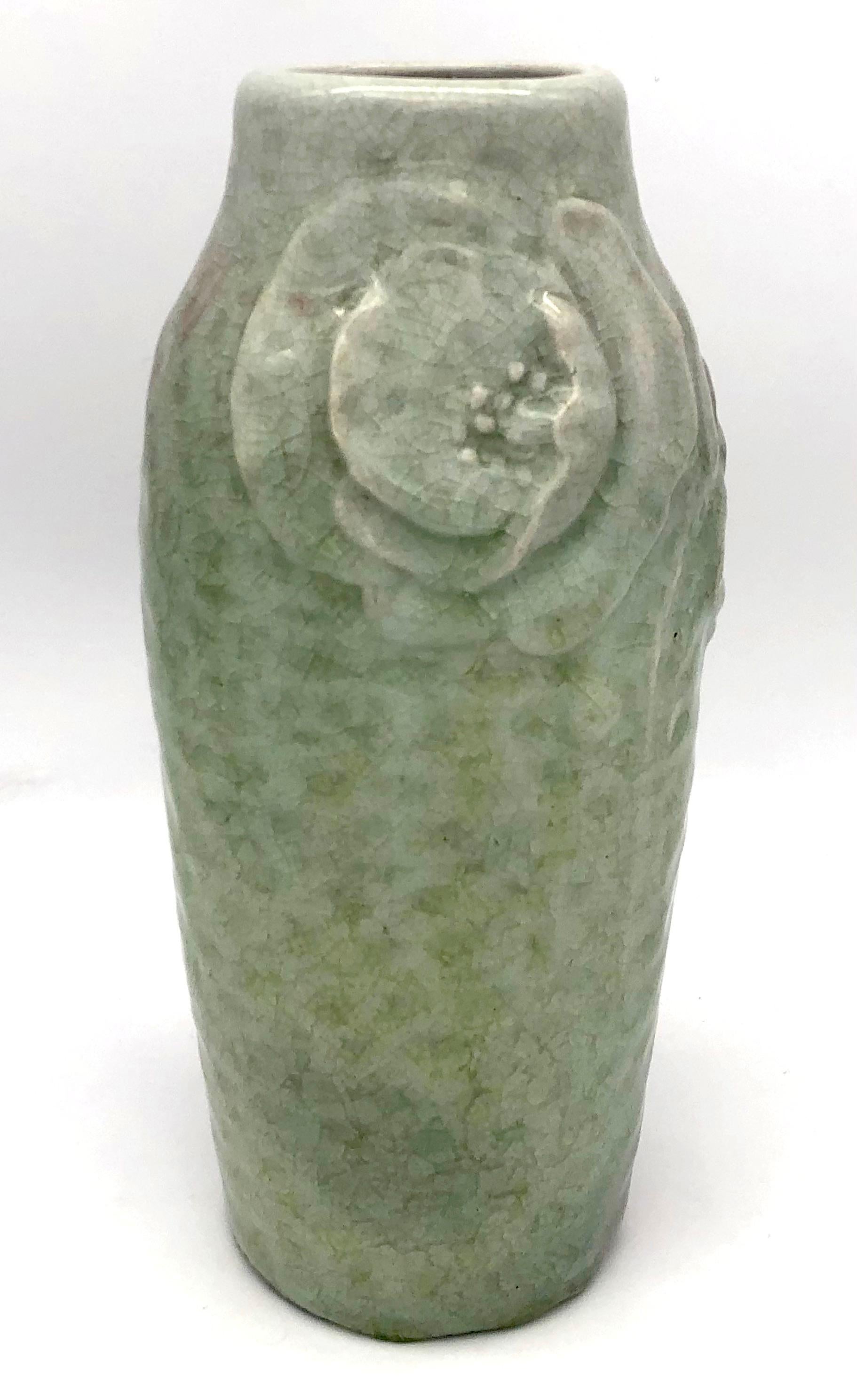 Europeo Vaso in ceramica Art Nouveau con fiore di papavero in rilievo Sang de Boeuf e smalto celadon in vendita