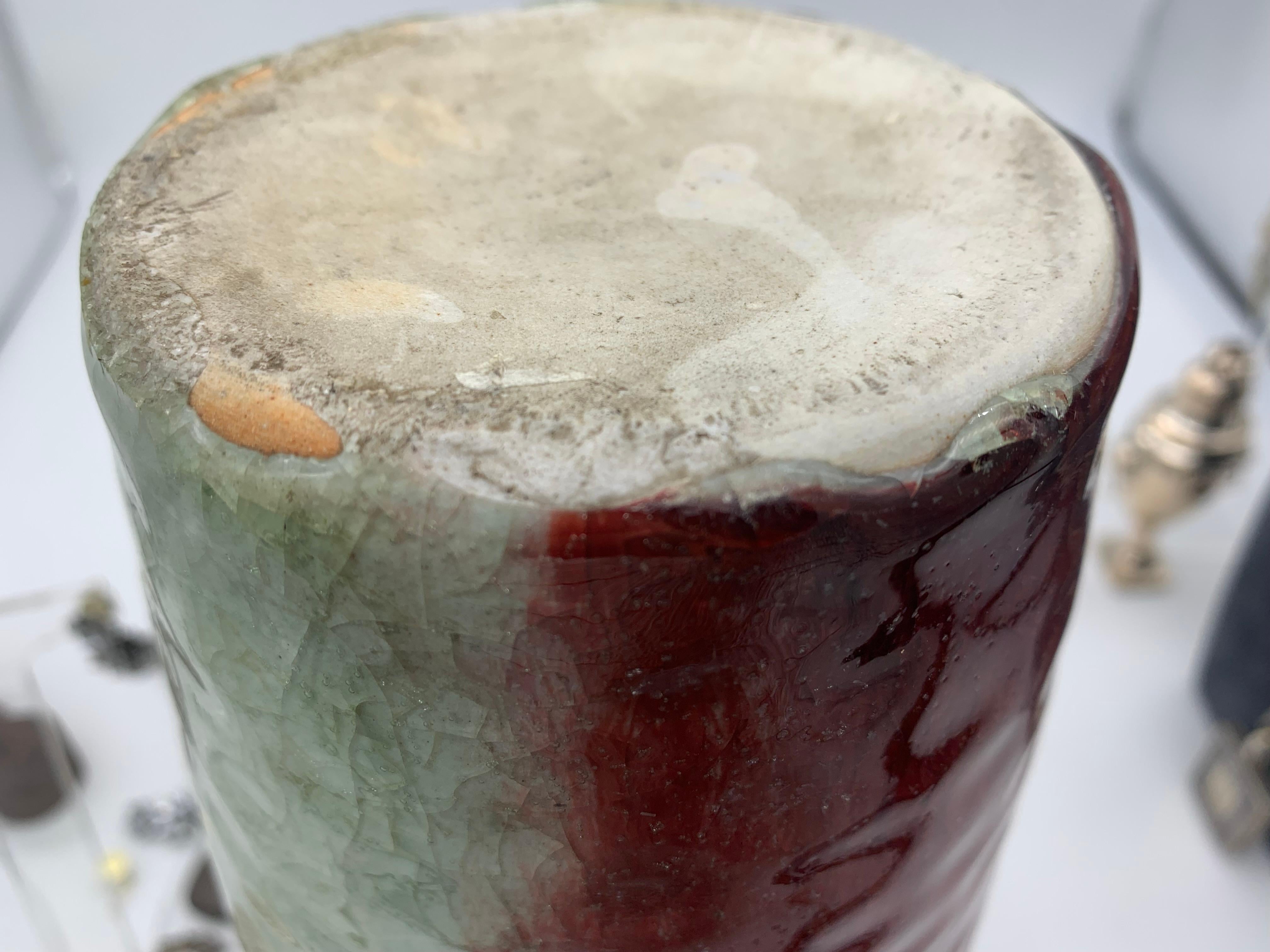 Vaso in ceramica Art Nouveau con fiore di papavero in rilievo Sang de Boeuf e smalto celadon in vendita 1