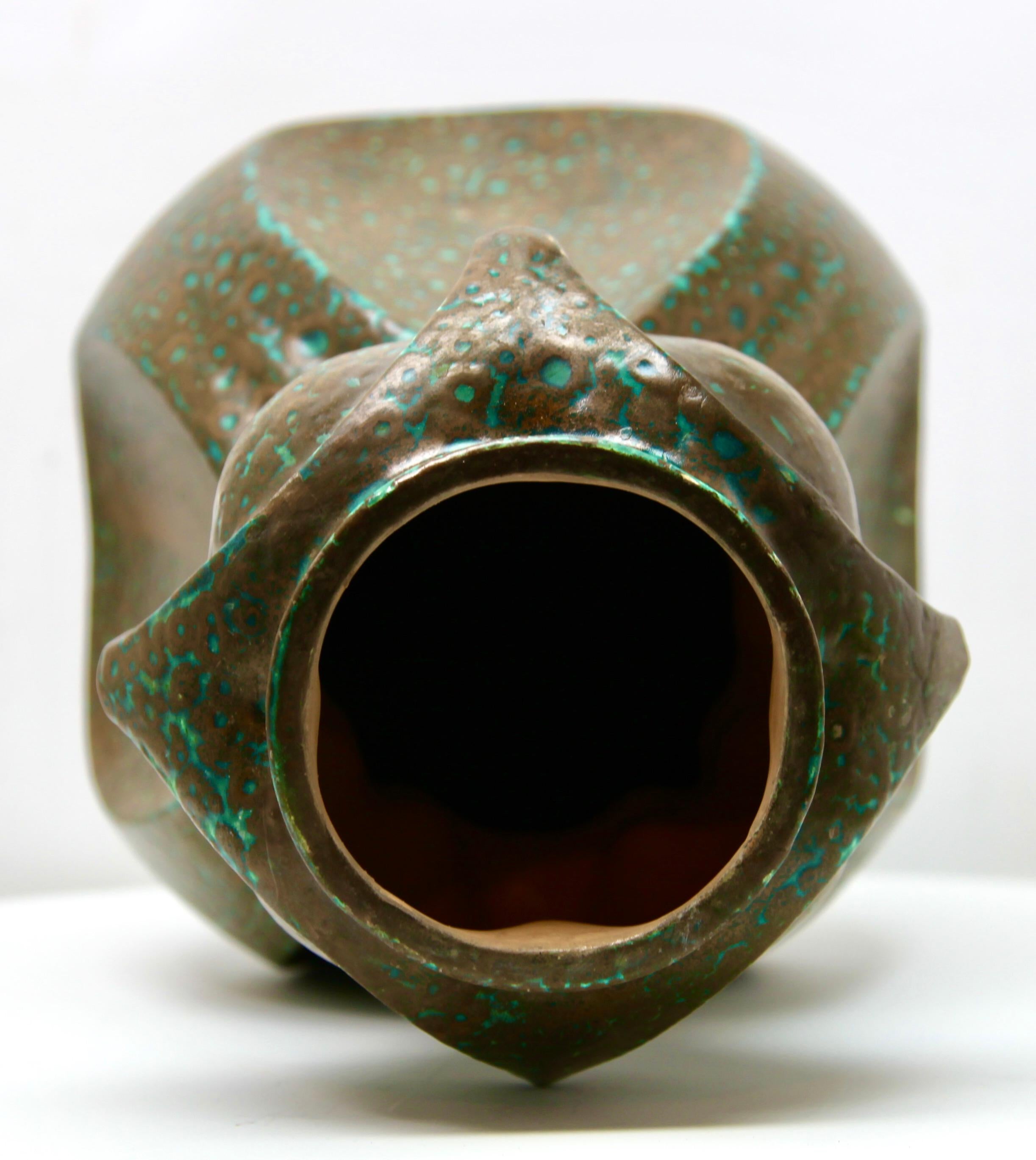 Début du 20ème siècle Vase en céramique Art Nouveau estampillé 0507 Autriche Excellent état en vente
