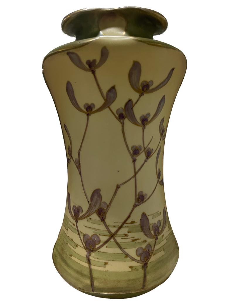 Vernissé Vase en céramique Art Nouveau avec fleurs d'oiseaux par Turn Teplitz Amphora Autriche 1900 en vente
