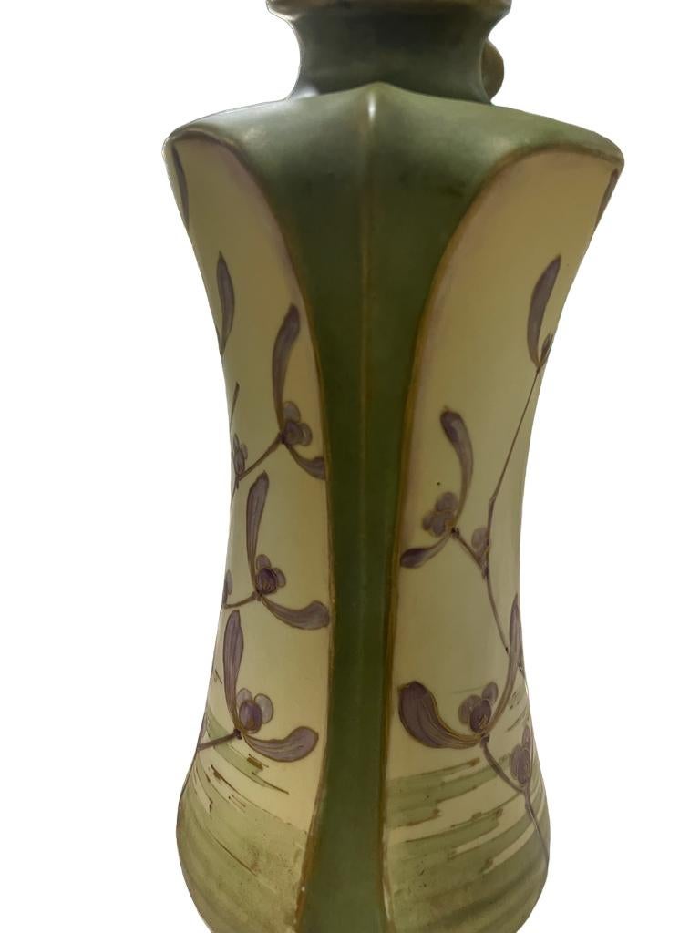 Début du 20ème siècle Vase en céramique Art Nouveau avec fleurs d'oiseaux par Turn Teplitz Amphora Autriche 1900 en vente