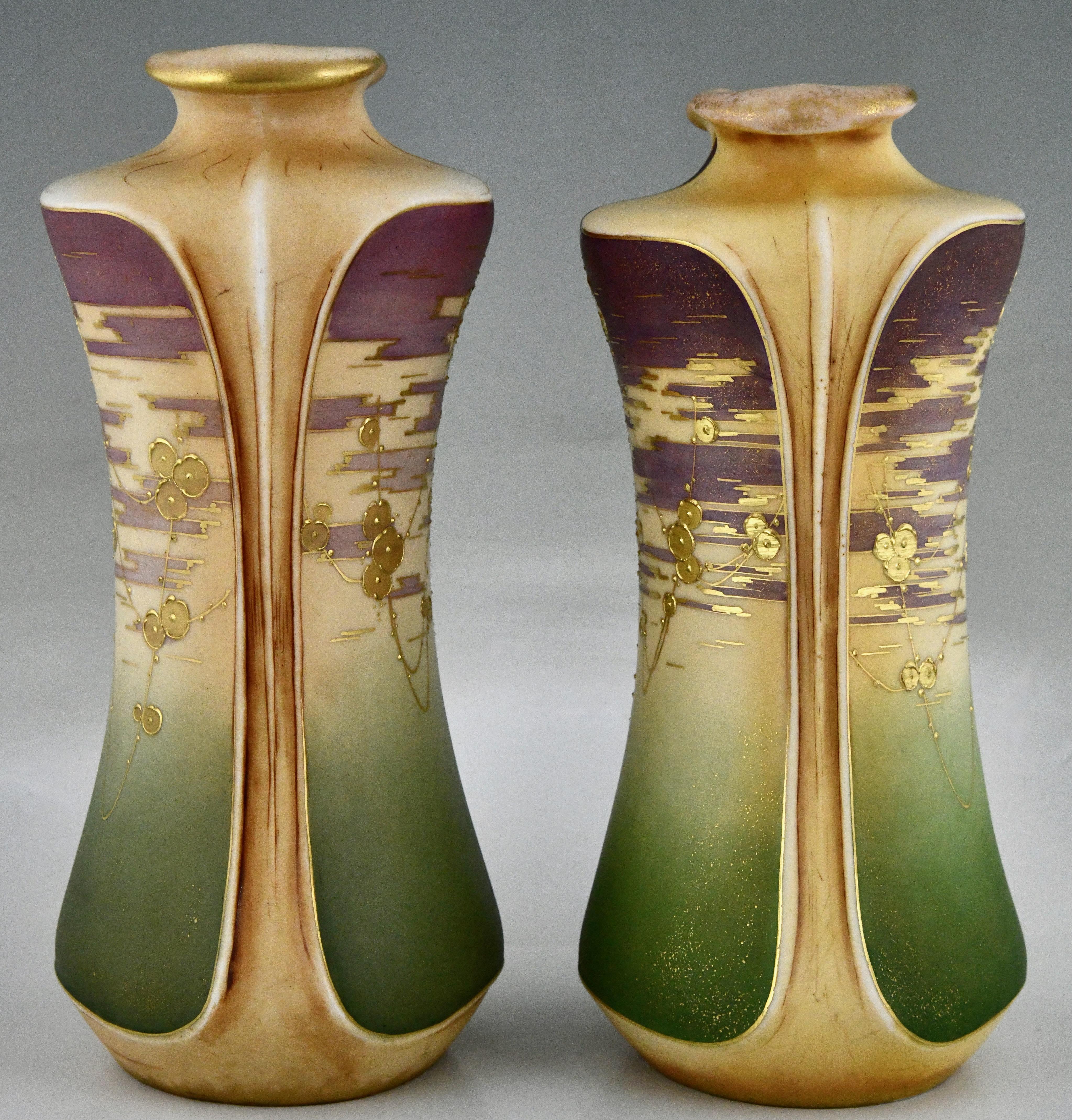 Autrichien Vases en céramique Art nouveau avec fleurs dorées par Turn Teplitz Amphora Autriche 1900 en vente