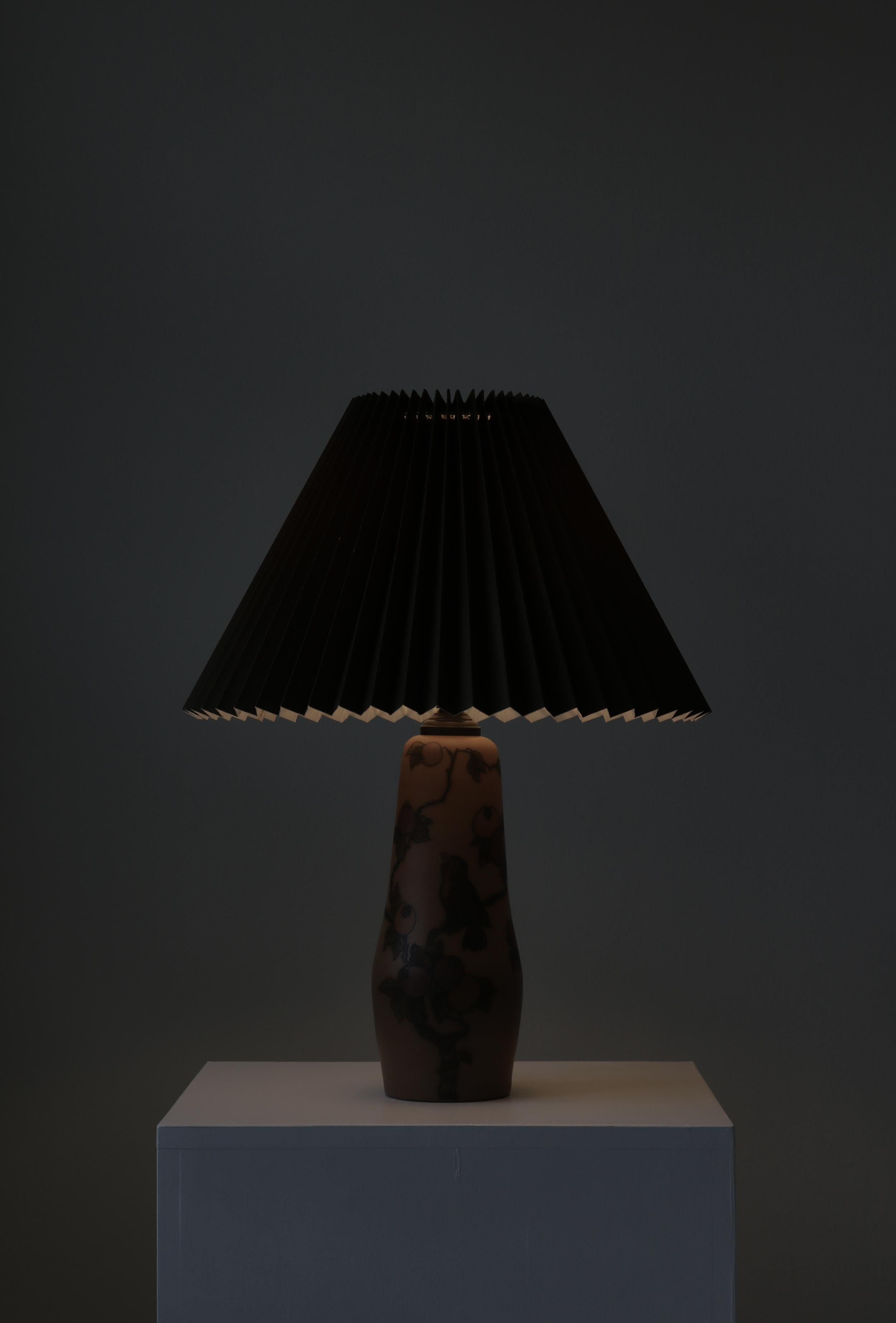 Milieu du XXe siècle Lampe de table en céramique Art Nouveau décorée à la main chez L. Hjort, Danemark, années 1930 en vente