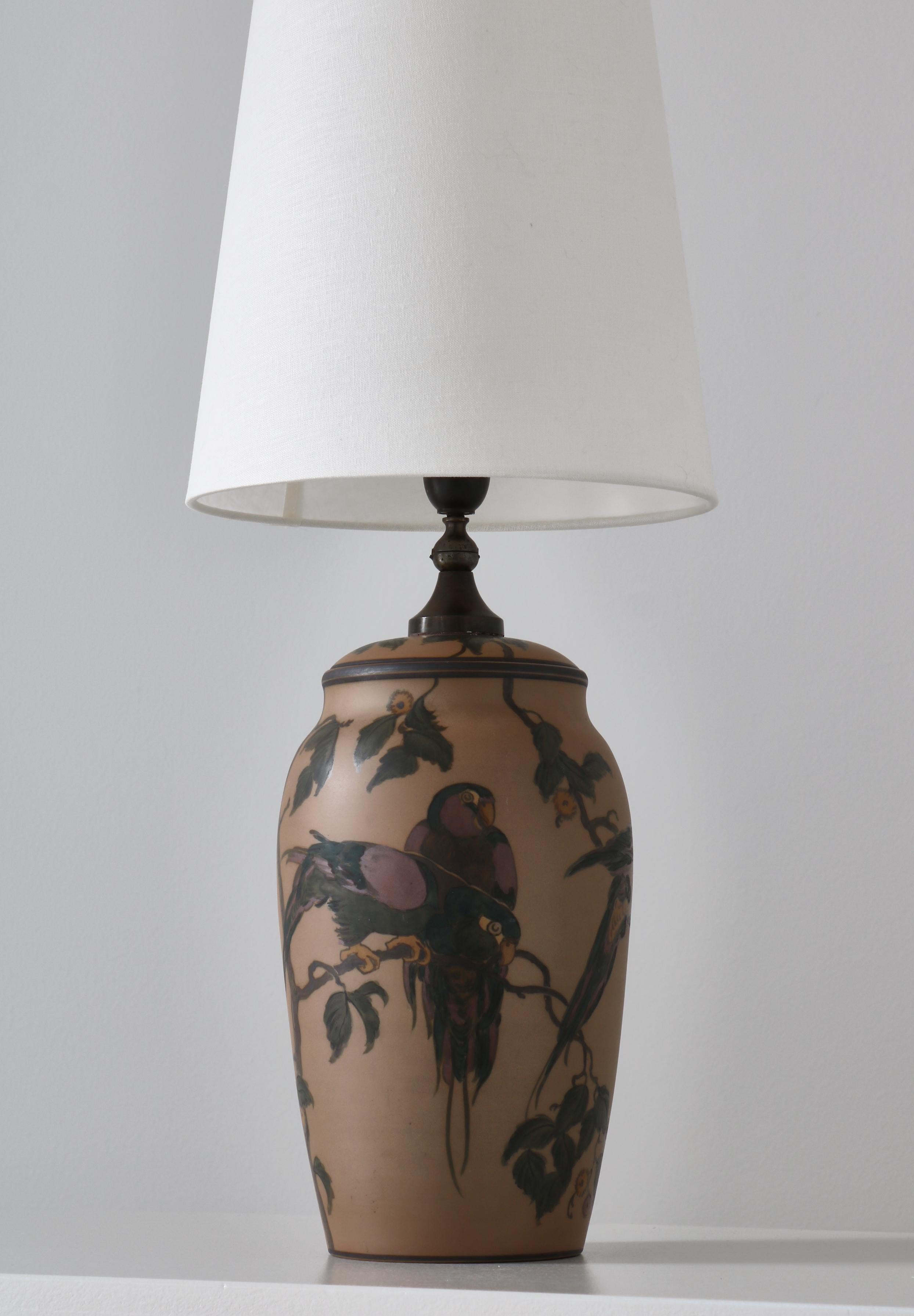 Danois Lampe de table en céramique Art Nouveau décorée à la main de perroquets, Danemark, années 1930 en vente