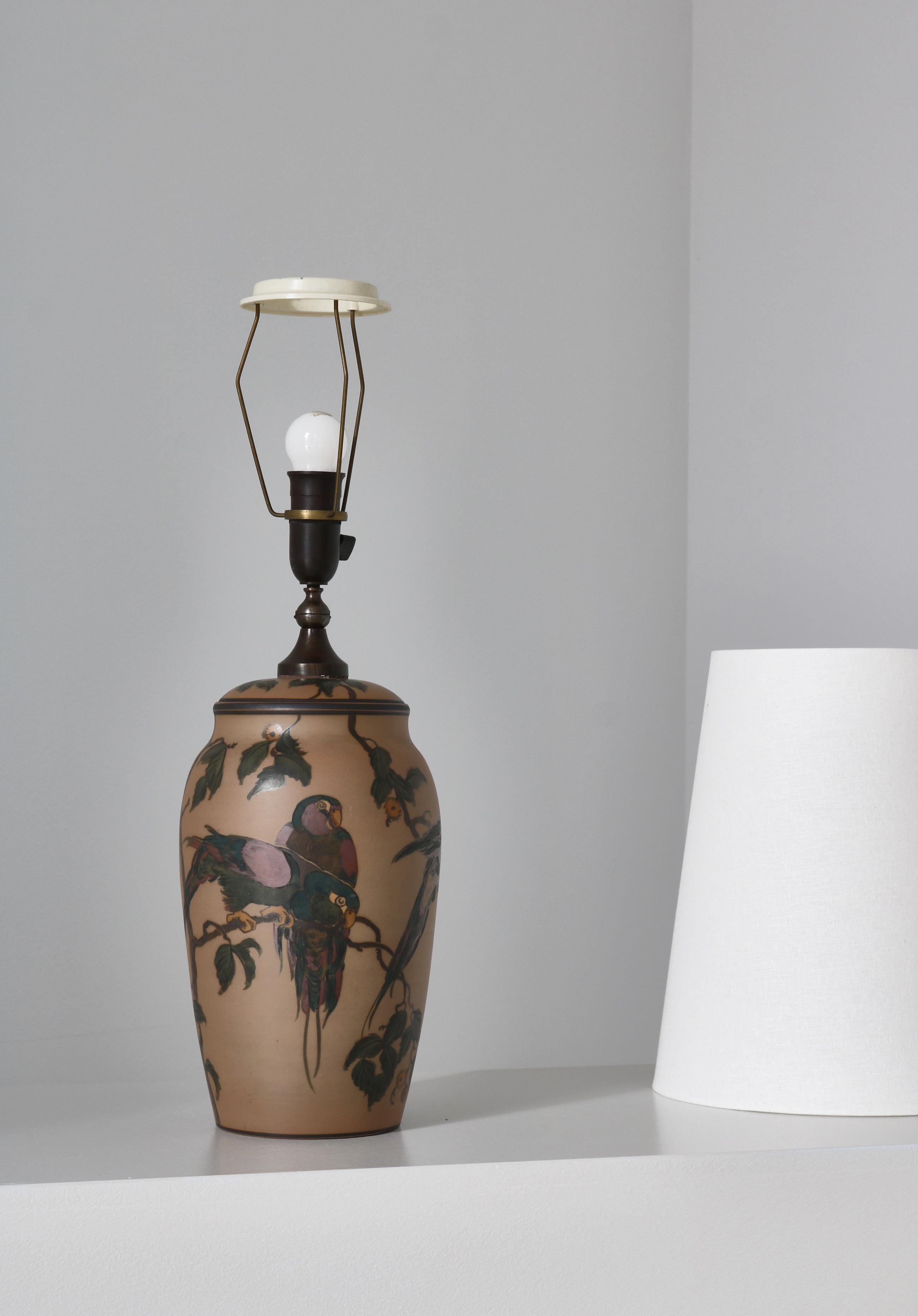 Lampe de table en céramique Art Nouveau décorée à la main de perroquets, Danemark, années 1930 en vente 2