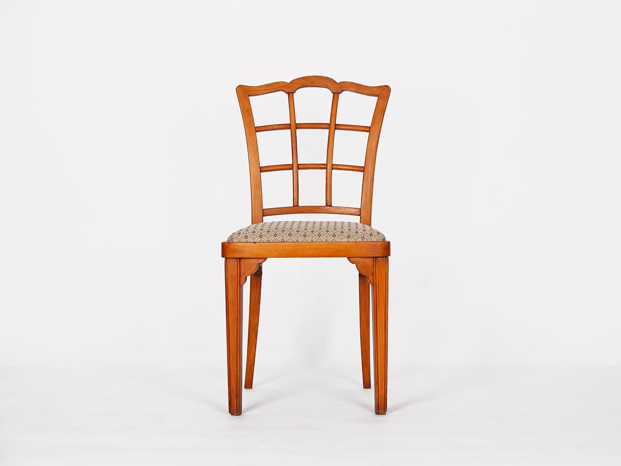 Stuhl A 562 von Otto Prutscher für Gebrüder Thonet, um 1910. Otto Prutscher (1880-1949) war Architekt und Designer, Ausstellungsgestalter, Lehrer und Mitglied aller wichtigen Reformkunstbewegungen - von der Sezession bis zum Werkbund. 
Unterseite