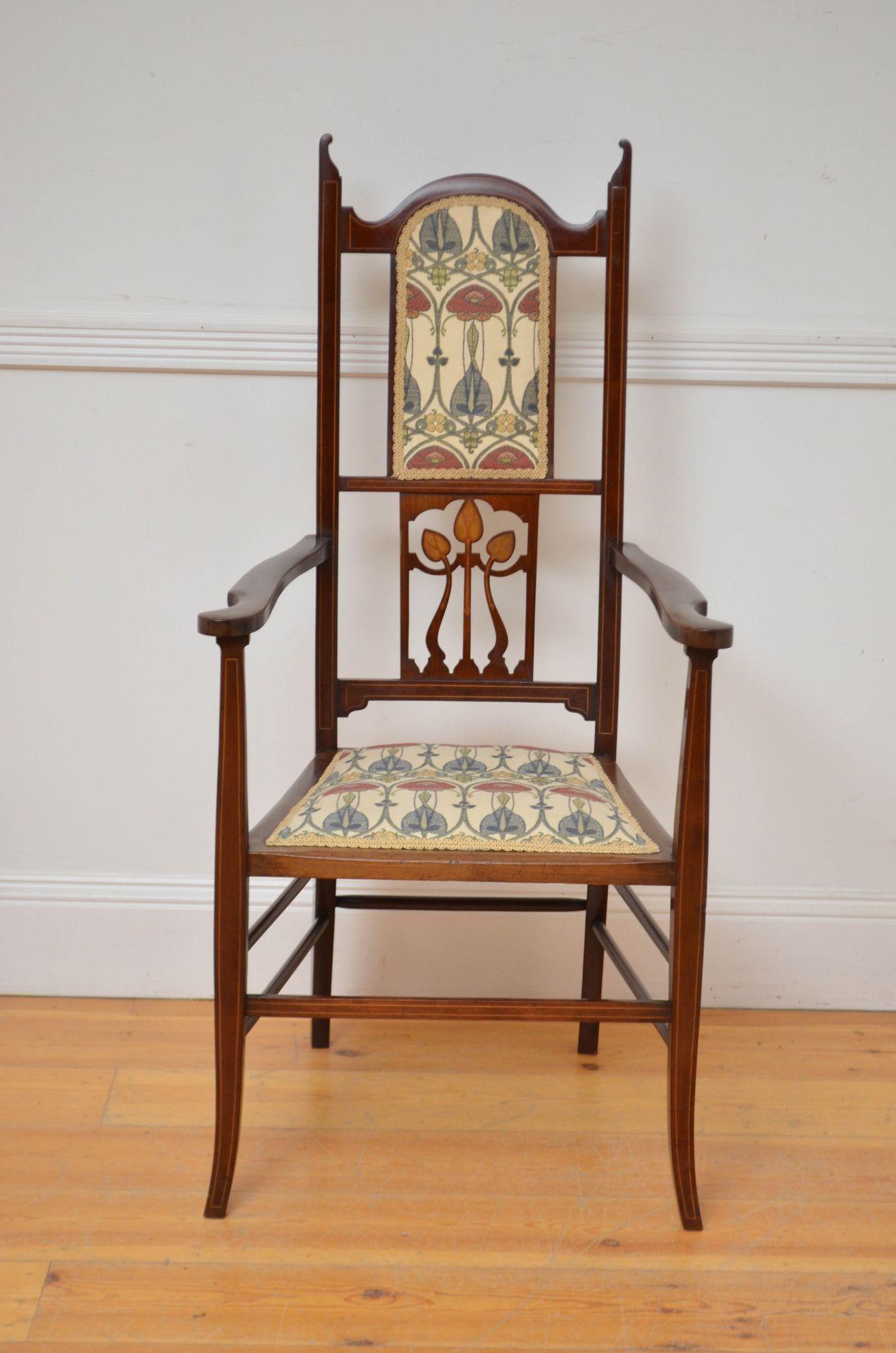 Sn5592 Elegante sedia occasionale in stile Art Nouveau, con schienale imbottito e sagomato a doghe sottili, seduta generosa e braccioli aperti, in piedi su gambe quadrate intarsiate a corda. Questa poltrona antica è in condizioni di pronto