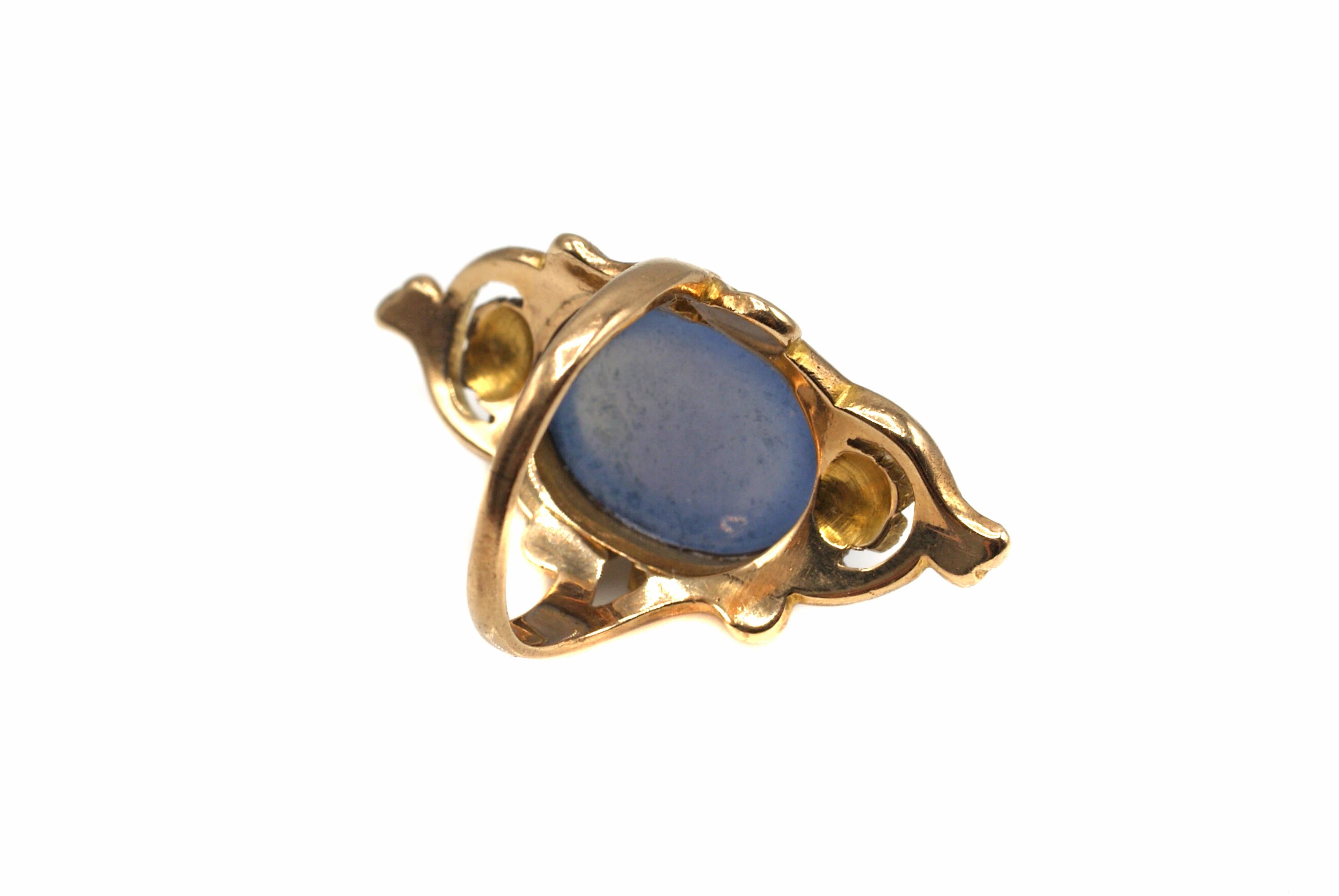 Art Nouveau Chalcedony and Gold Floral Ring In Excellent Condition In New York, NY
