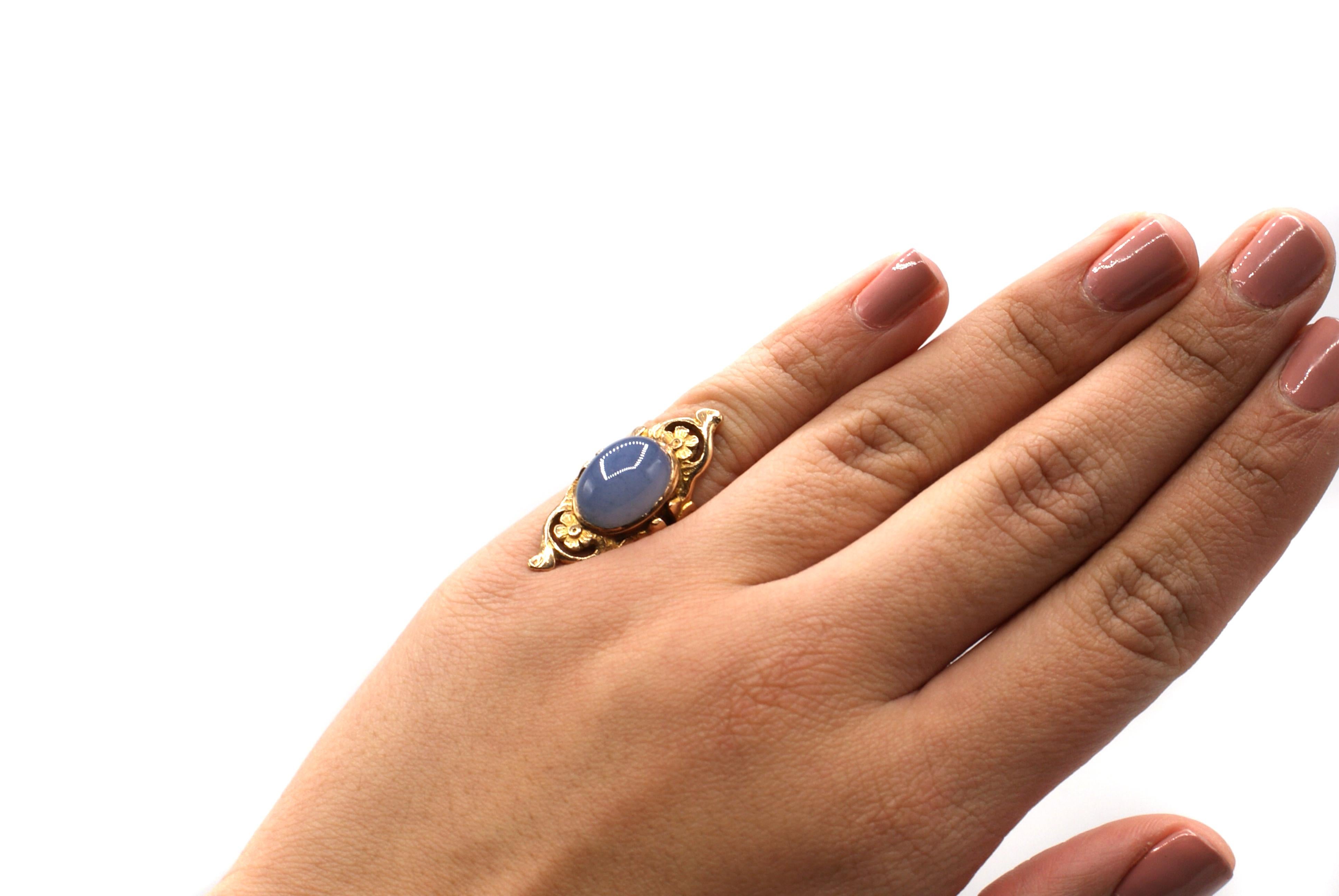 Women's or Men's Art Nouveau Chalcedony and Gold Floral Ring