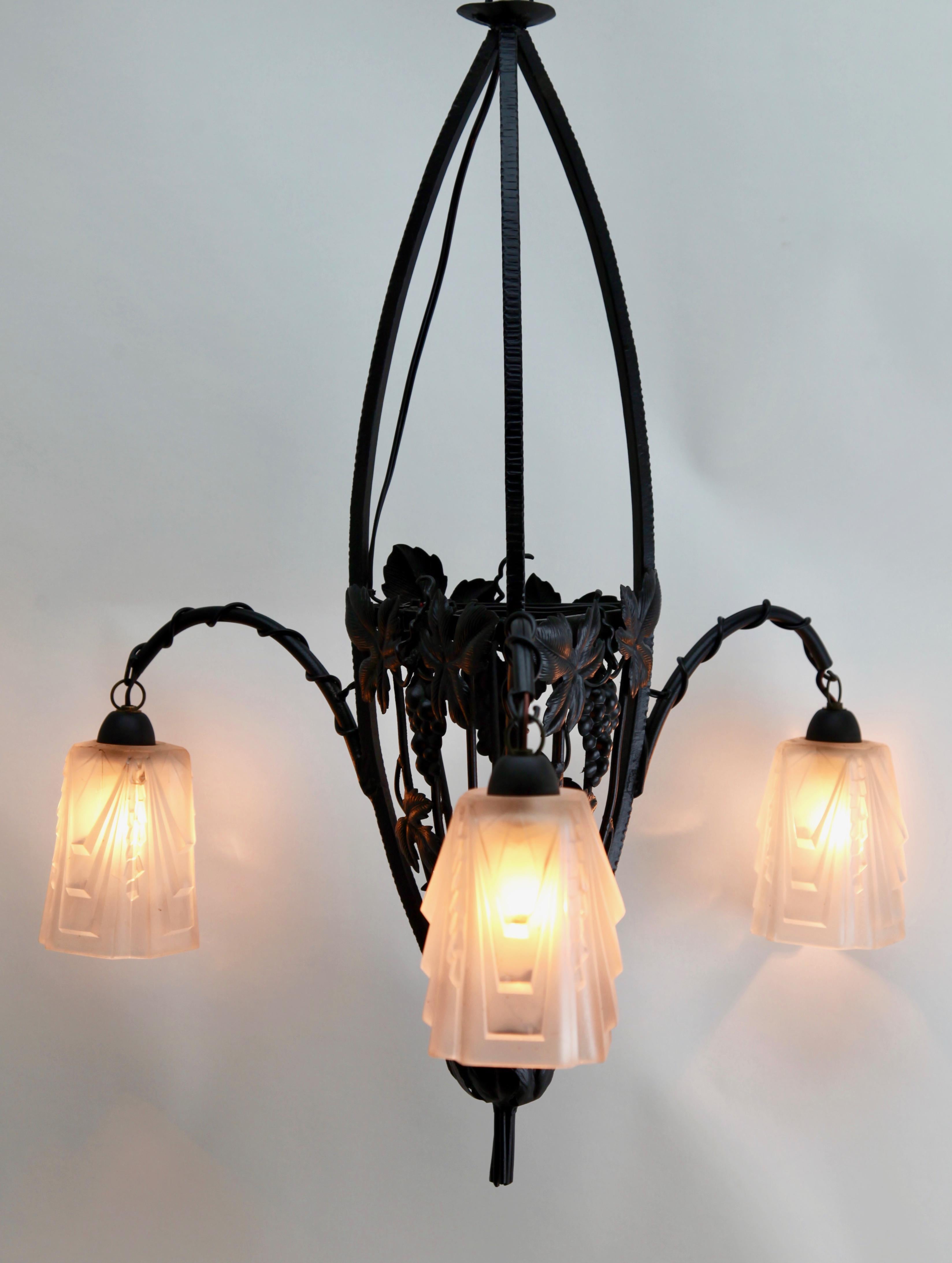 Early 20th Century Art Nouveau Chandelier by Muller Freres Luneville, Schades Are Signed, 1900s For Sale