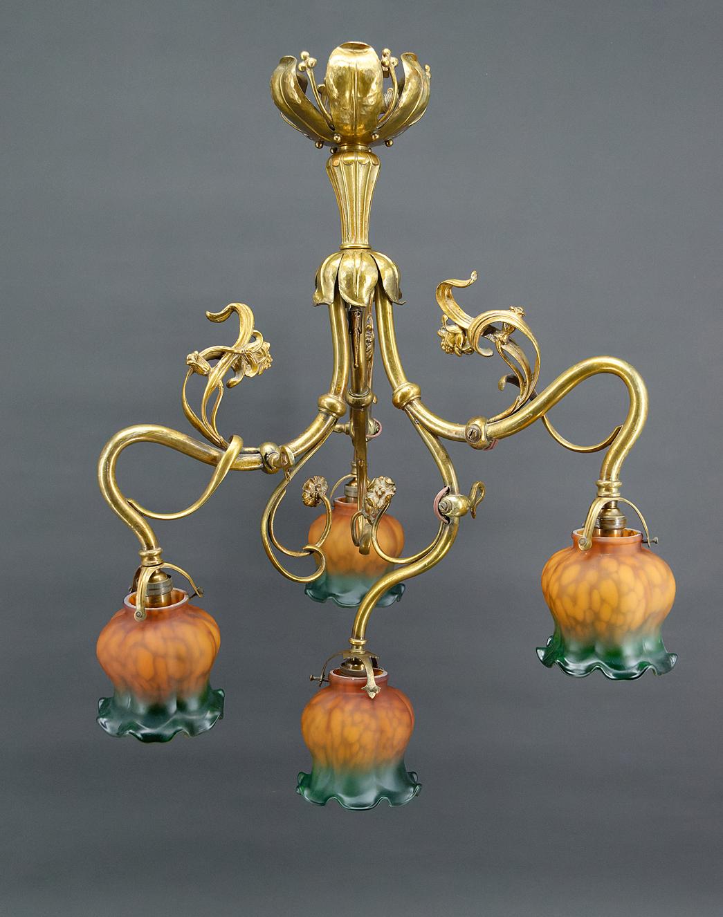 Superb Art Nouveau chandelier in gilded bronze with floral/plant motifs, formerly gas powered, electrified.
4 lights. Lampshades / floral tulips in multicolored glass paste.

France, Circa 1890

In very good condition.

Dimensions:
Height 66