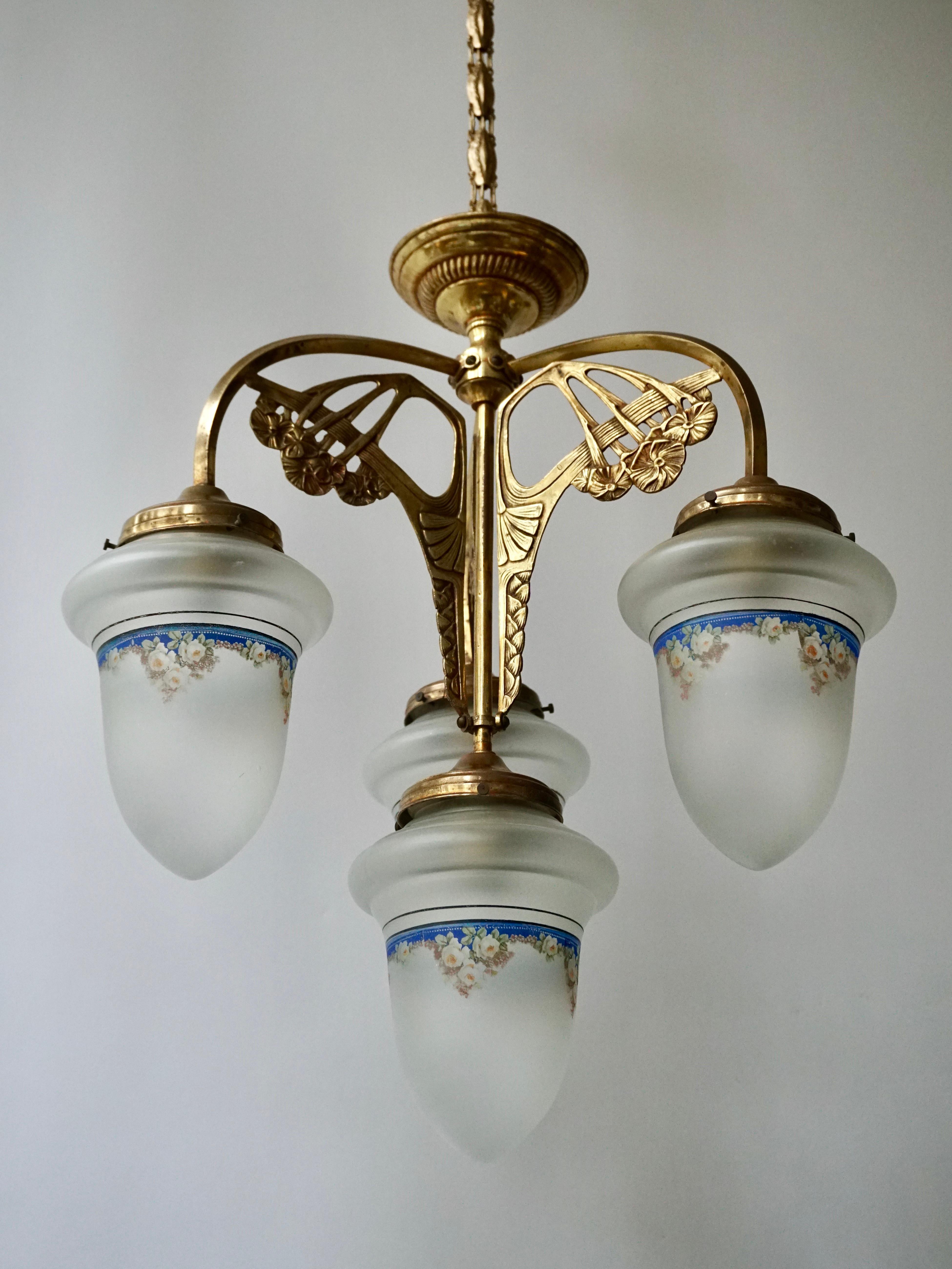 Art Nouveau Chandelier in Painted Glass and Brass In Good Condition For Sale In Antwerp, BE