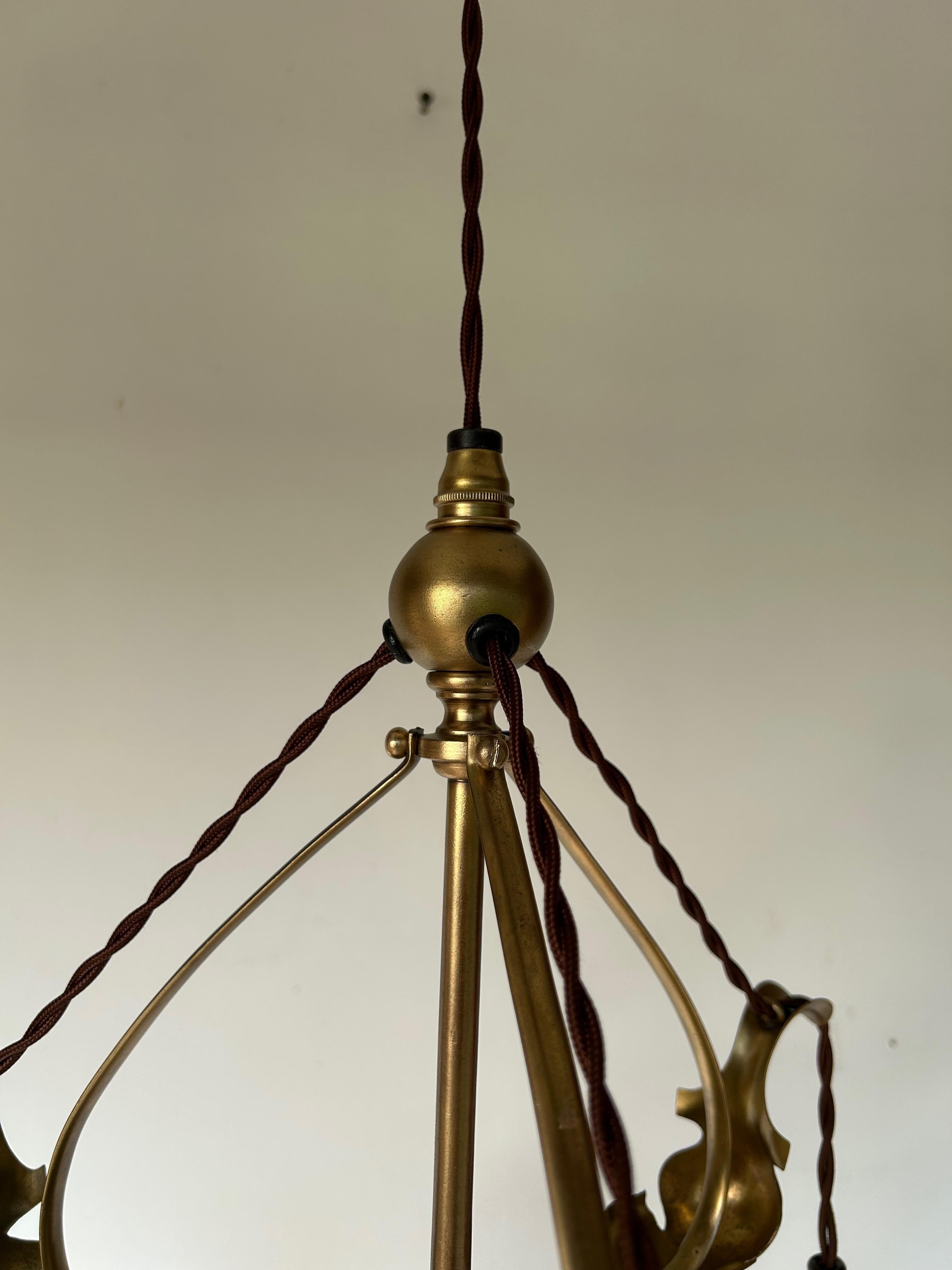 Lámpara de araña Art Nouveau hacia 1900.
Marco de latón y cobre al estilo de W.A.A. Benson.
Tulipán uralino opalescente.
Eléctrico, toma B22.
En perfecto estado.

Altura total: 50 cm
Diámetro: 50 cm
Peso: 3 kg