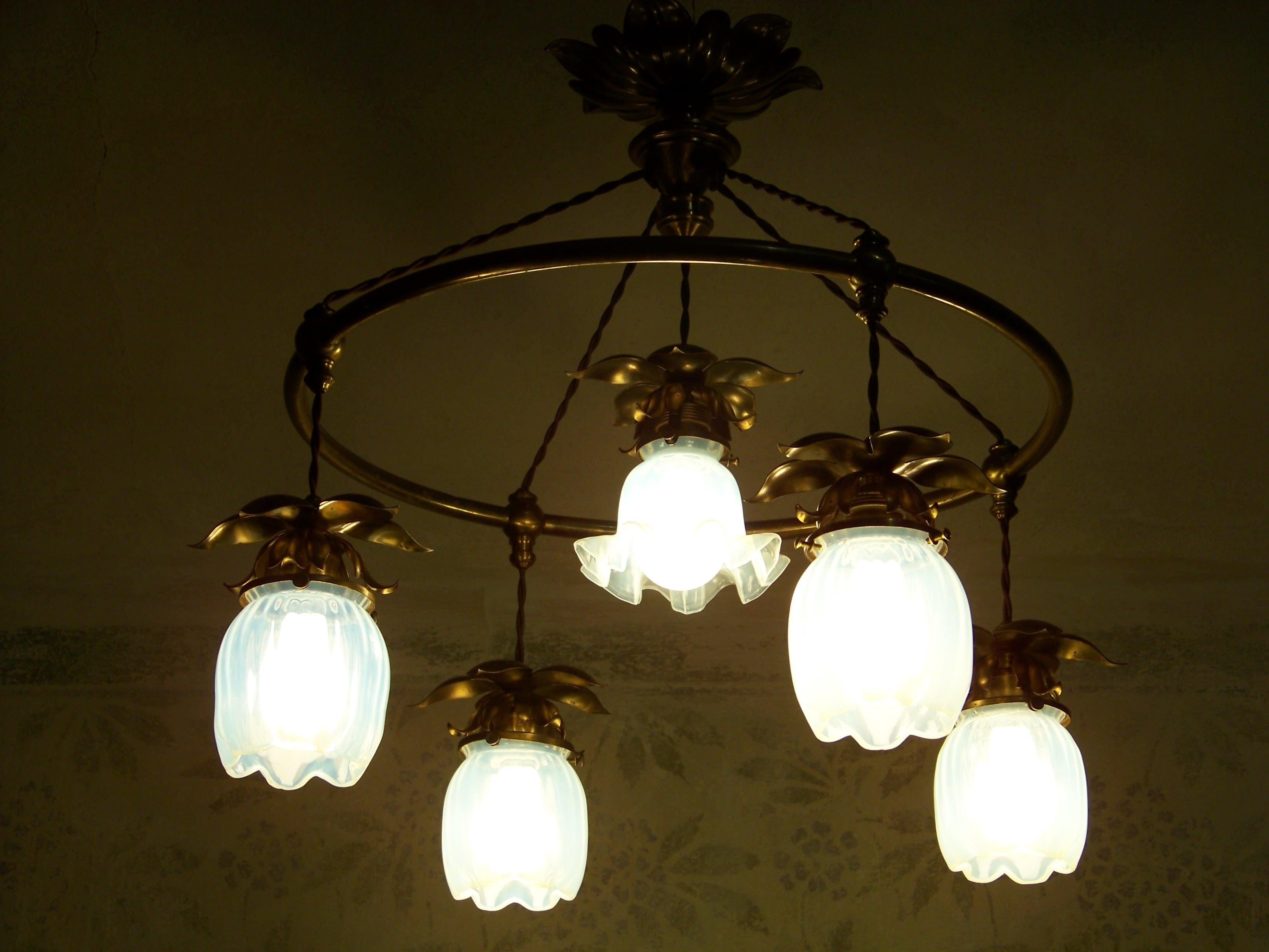 Lampadario Art Nouveau con vetro opalino in vendita 3