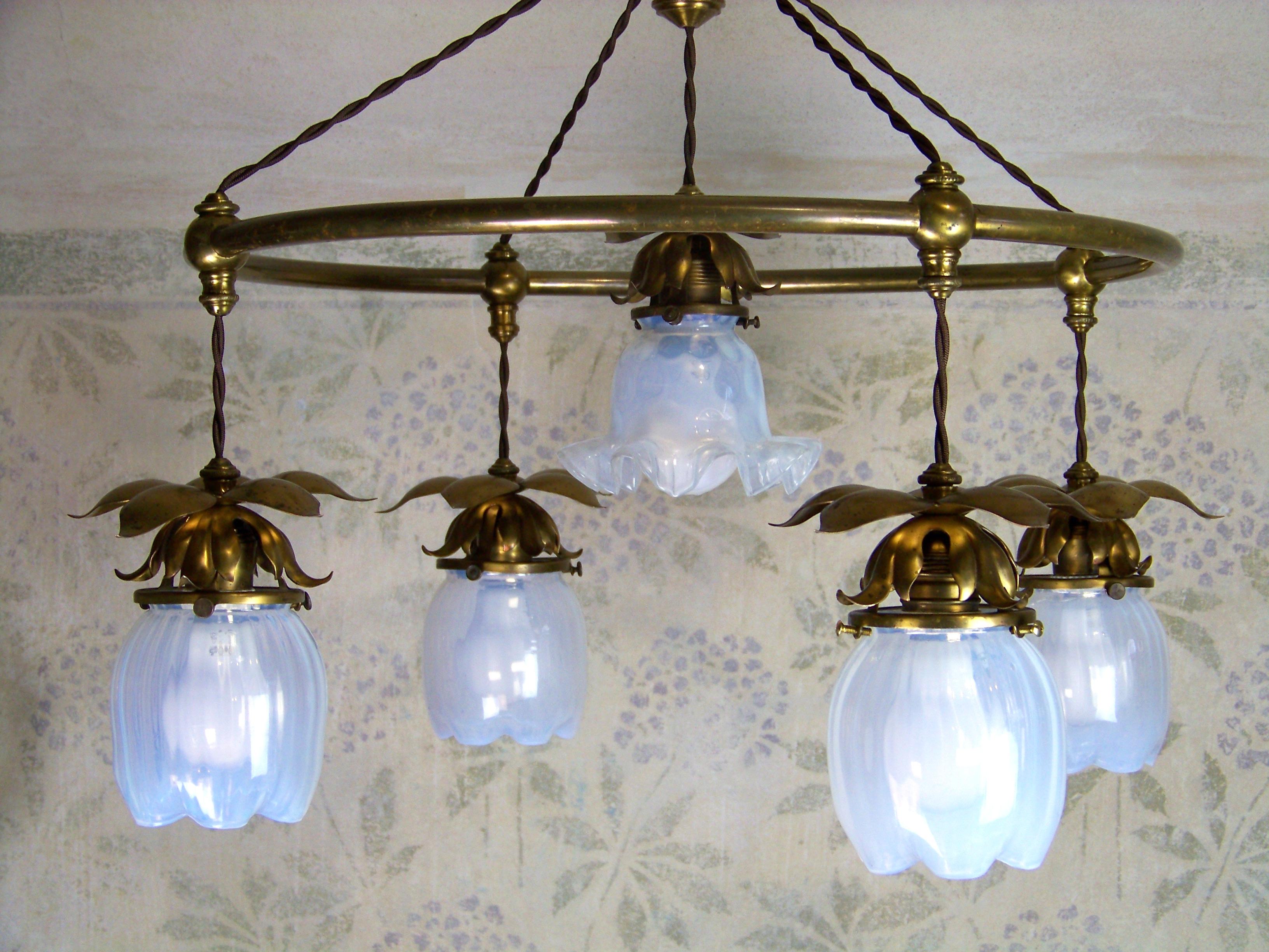 In bellissime condizioni originali. Un piccolo pezzo dell'orlo di uno schermo di vetro è incollato. 

- Pulito e ricablato
- Due circuiti separati 1+4x60W, lampadine E 25-E27
- Compatibile con il cablaggio degli Stati Uniti.