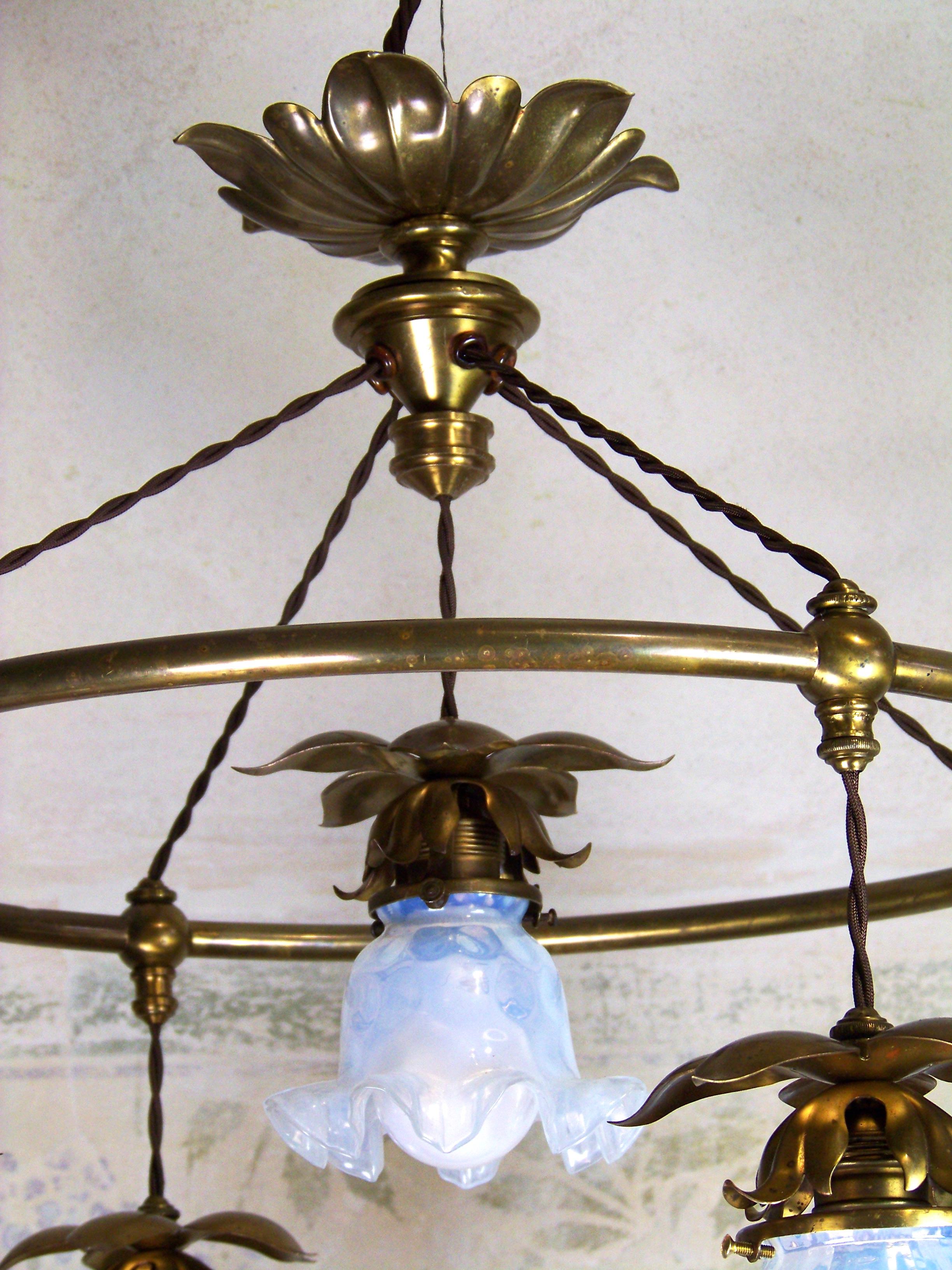 Belle Époque Lampadario Art Nouveau con vetro opalino in vendita