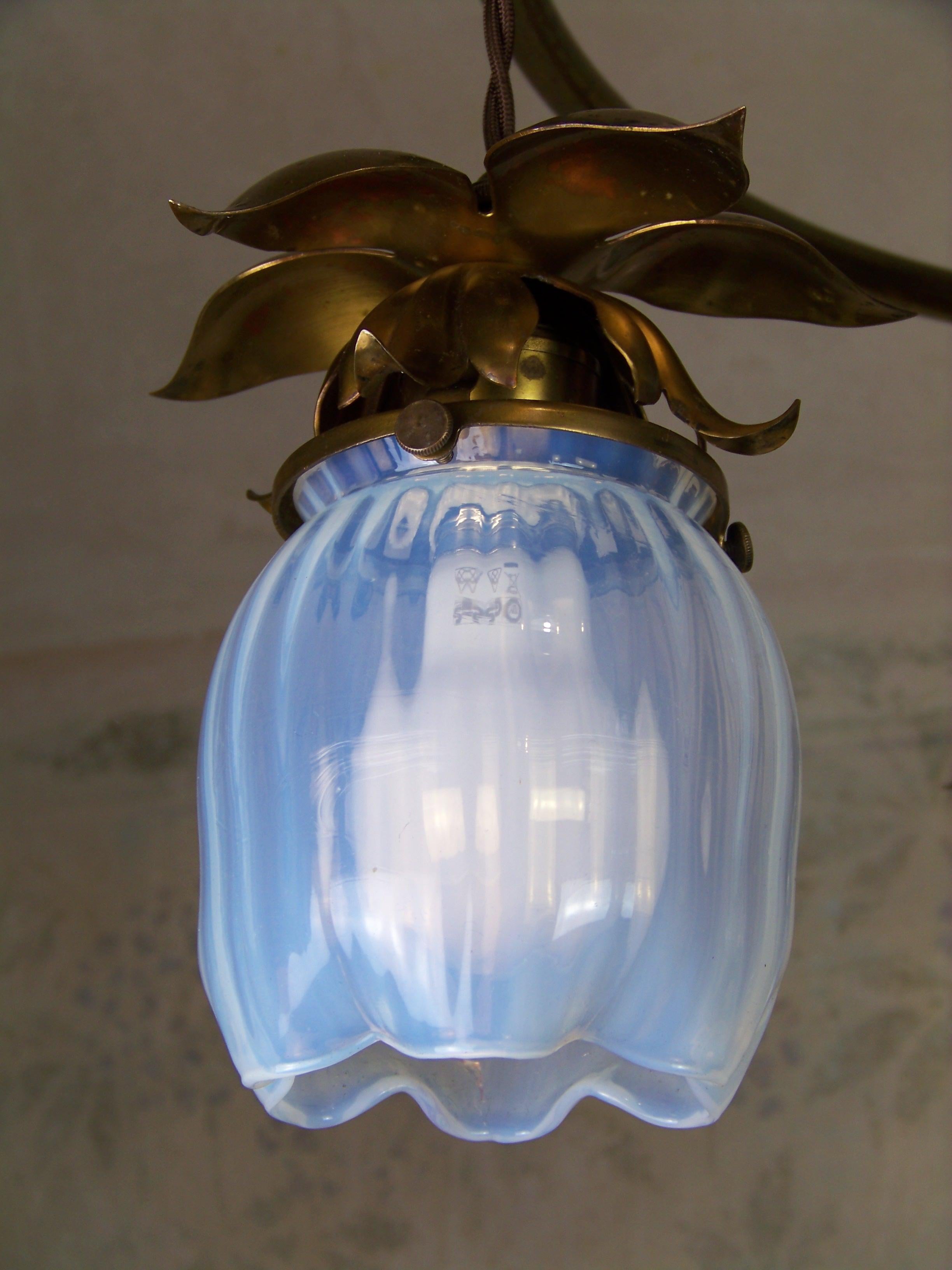 Austriaco Lampadario Art Nouveau con vetro opalino in vendita