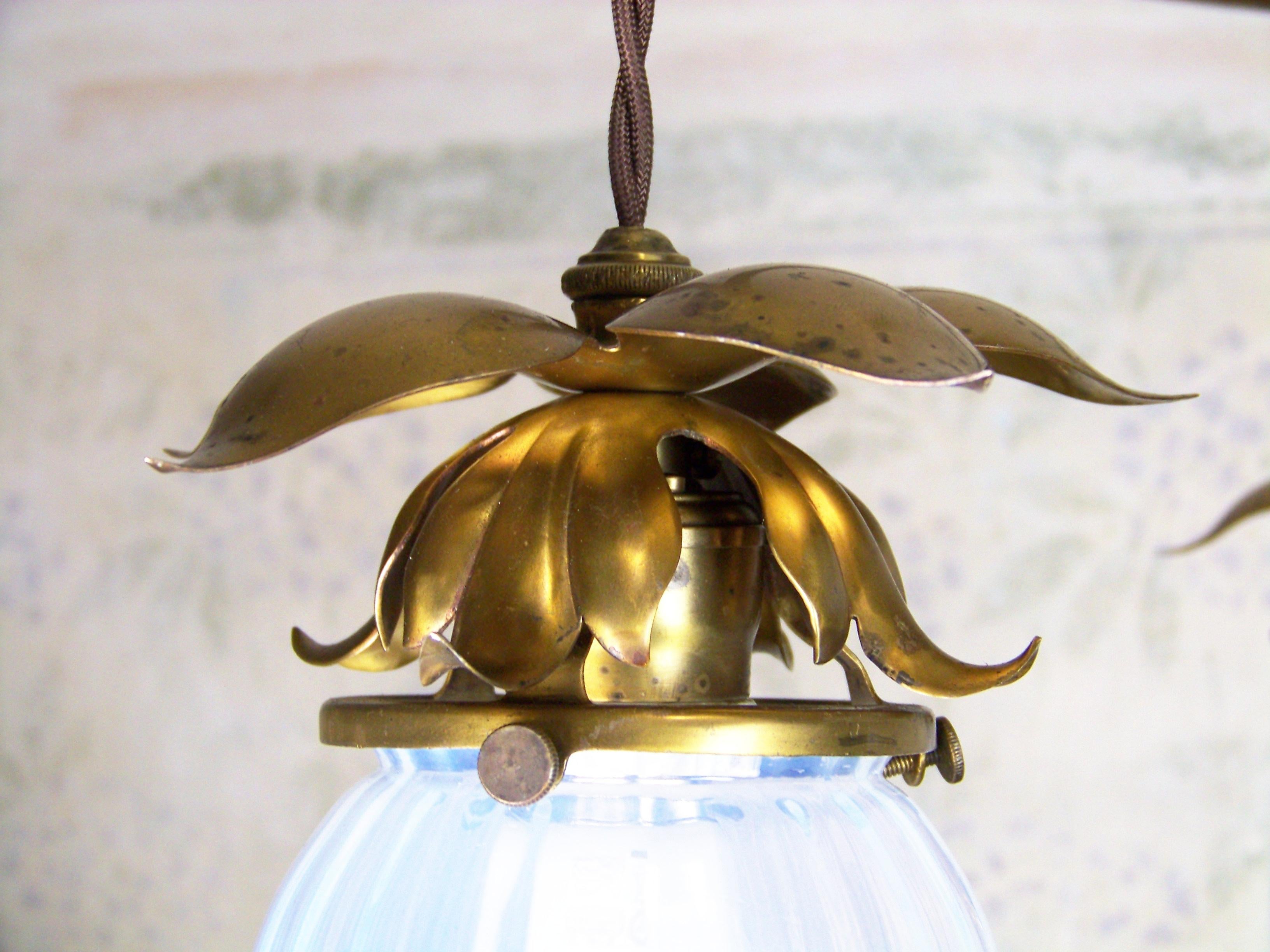 Lampadario Art Nouveau con vetro opalino In condizioni buone in vendita a Praha, CZ