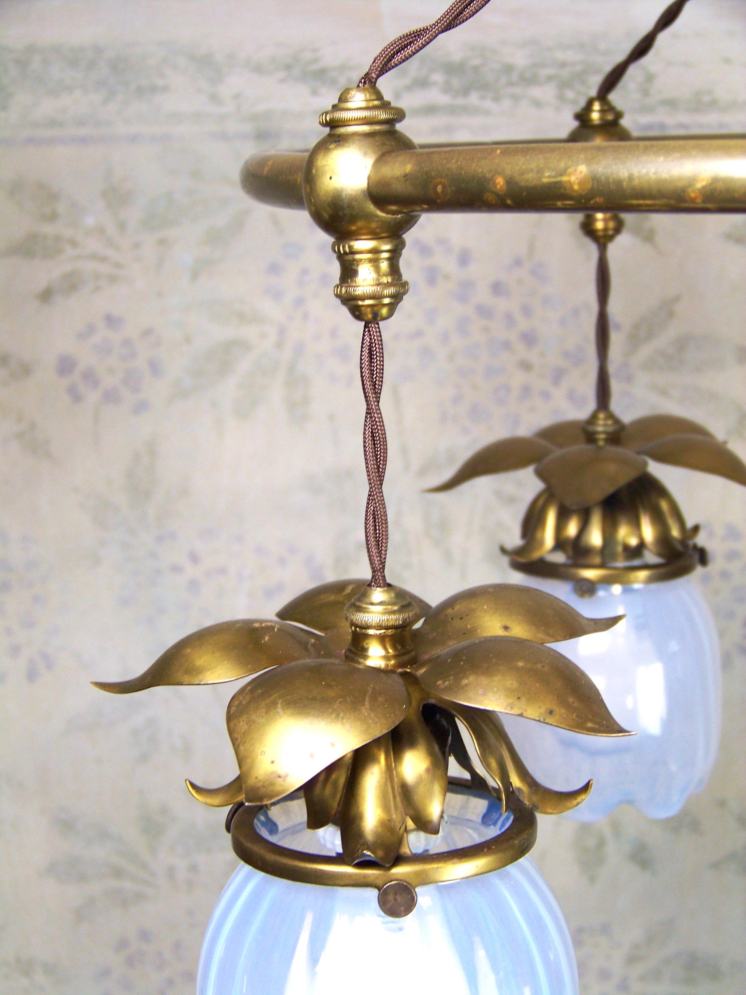 XX secolo Lampadario Art Nouveau con vetro opalino in vendita