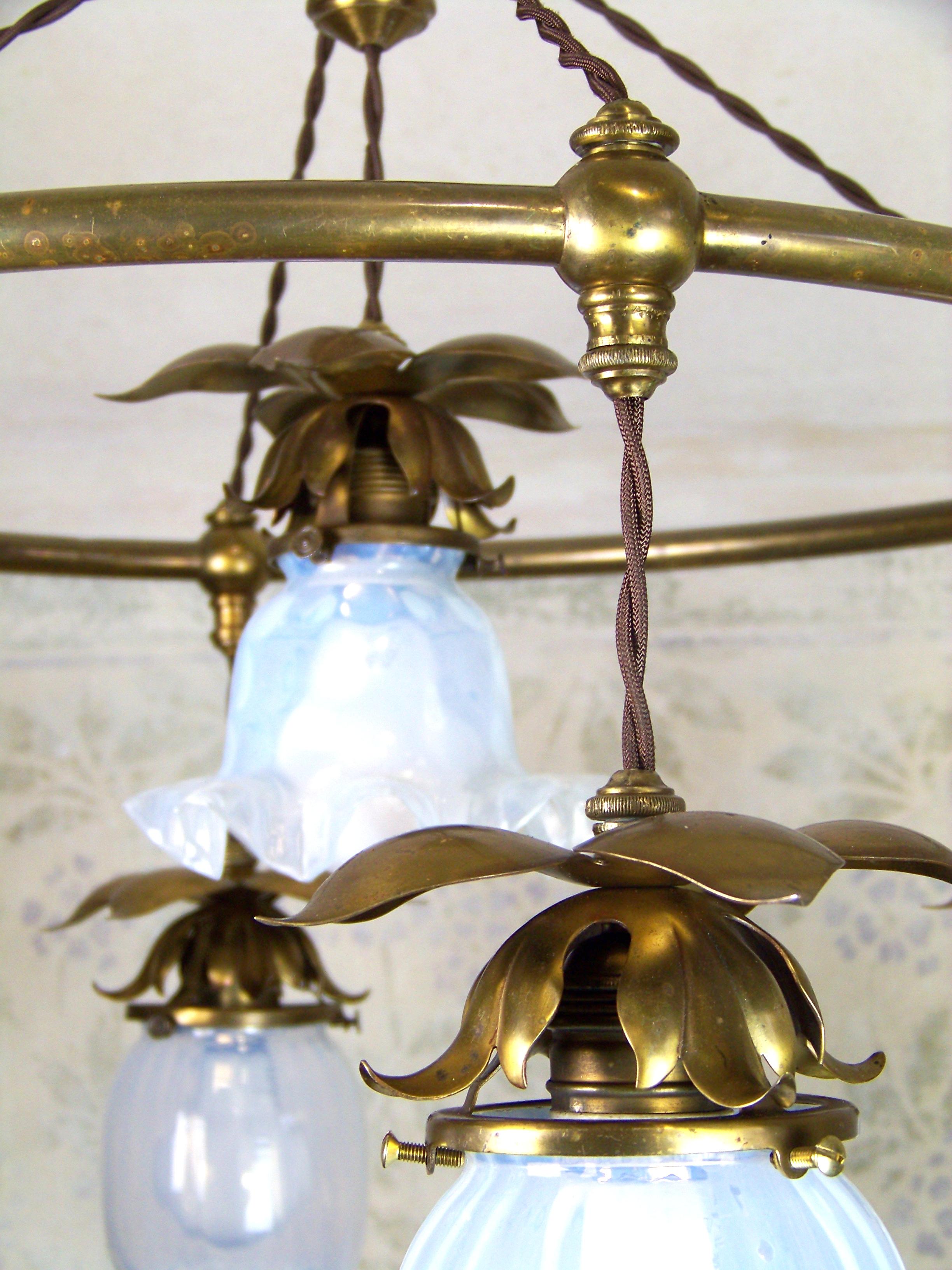 Ottone Lampadario Art Nouveau con vetro opalino in vendita