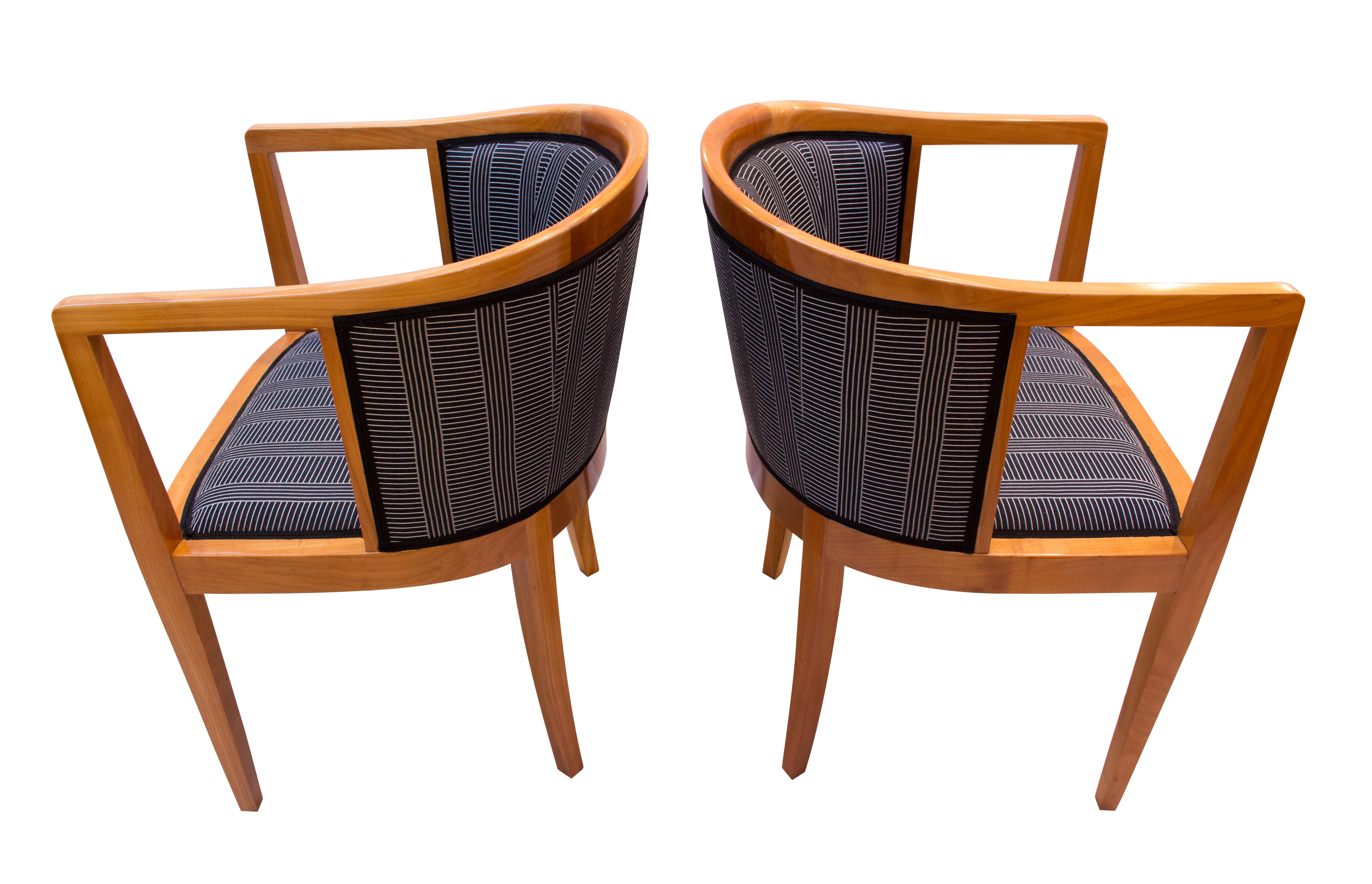 Sehr schönes Paar Bergere aus der Zeit des Jugendstils in massivem Kirschholz. Die Sessel sind neu gepolstert und mit einem neuen Stoff bezogen, der nach einem Entwurf von Josef Hoffmann gefertigt wurde. In sehr gutem restauriertem Zustand.