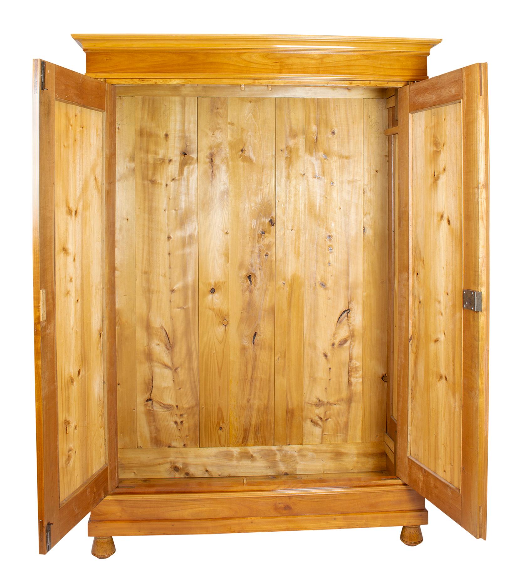 Beautiful wardrobe from the time of the Art Nouveau. Made of solid/veneer cherrywood. The panels of the doors and the sides are veneered, the rest is made of solid cherrywood. The wardrobe was lovingly restored by us. The wardrobe can be dismantled