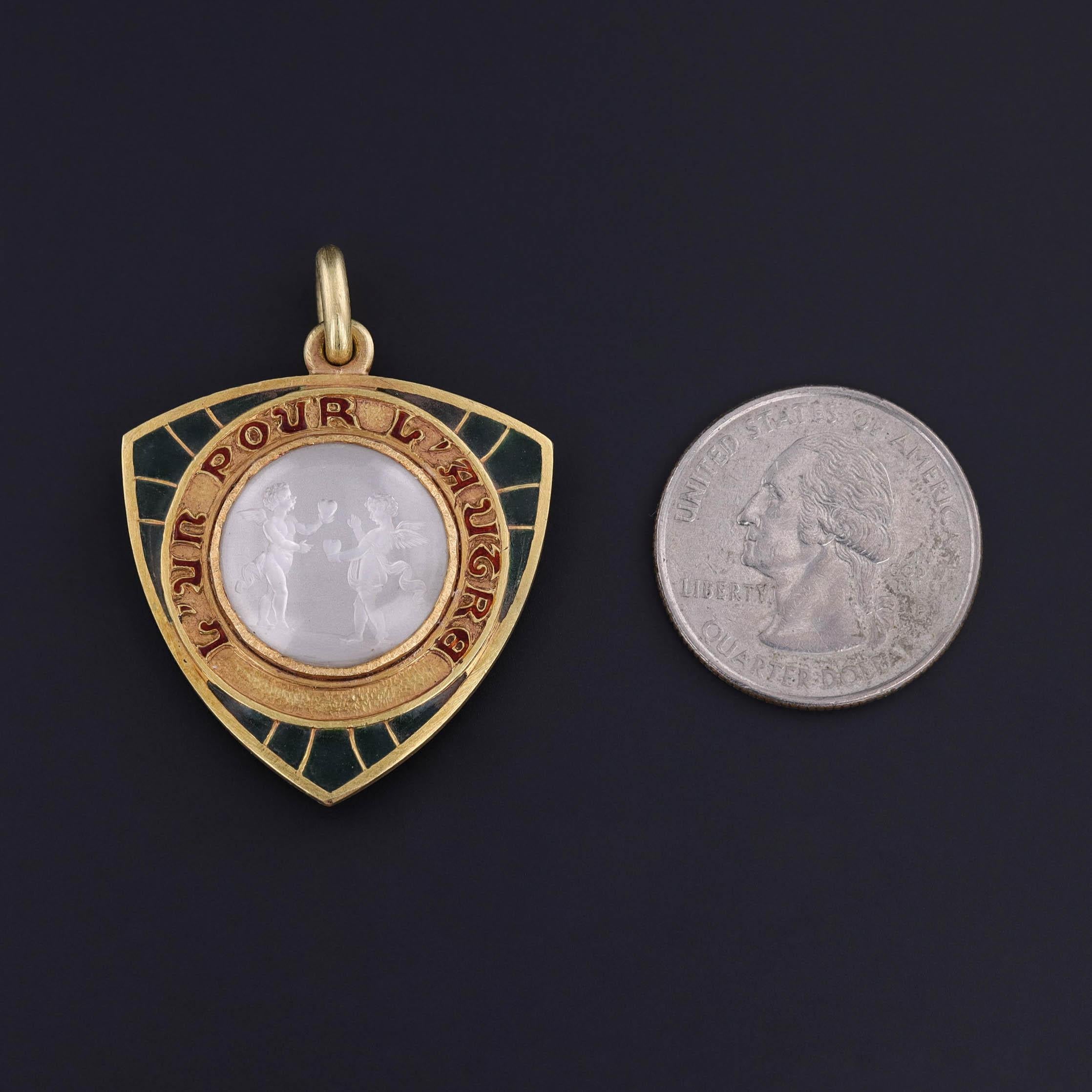 Exemple extraordinaire de l'art et du symbolisme de l'Art nouveau, ce rare pendentif (vers 1900) est un chef-d'œuvre à la fois artisanal et sentimental. Sculpté comme un triangle de reuleaux à deux faces, ce bijou portugais présente des détails