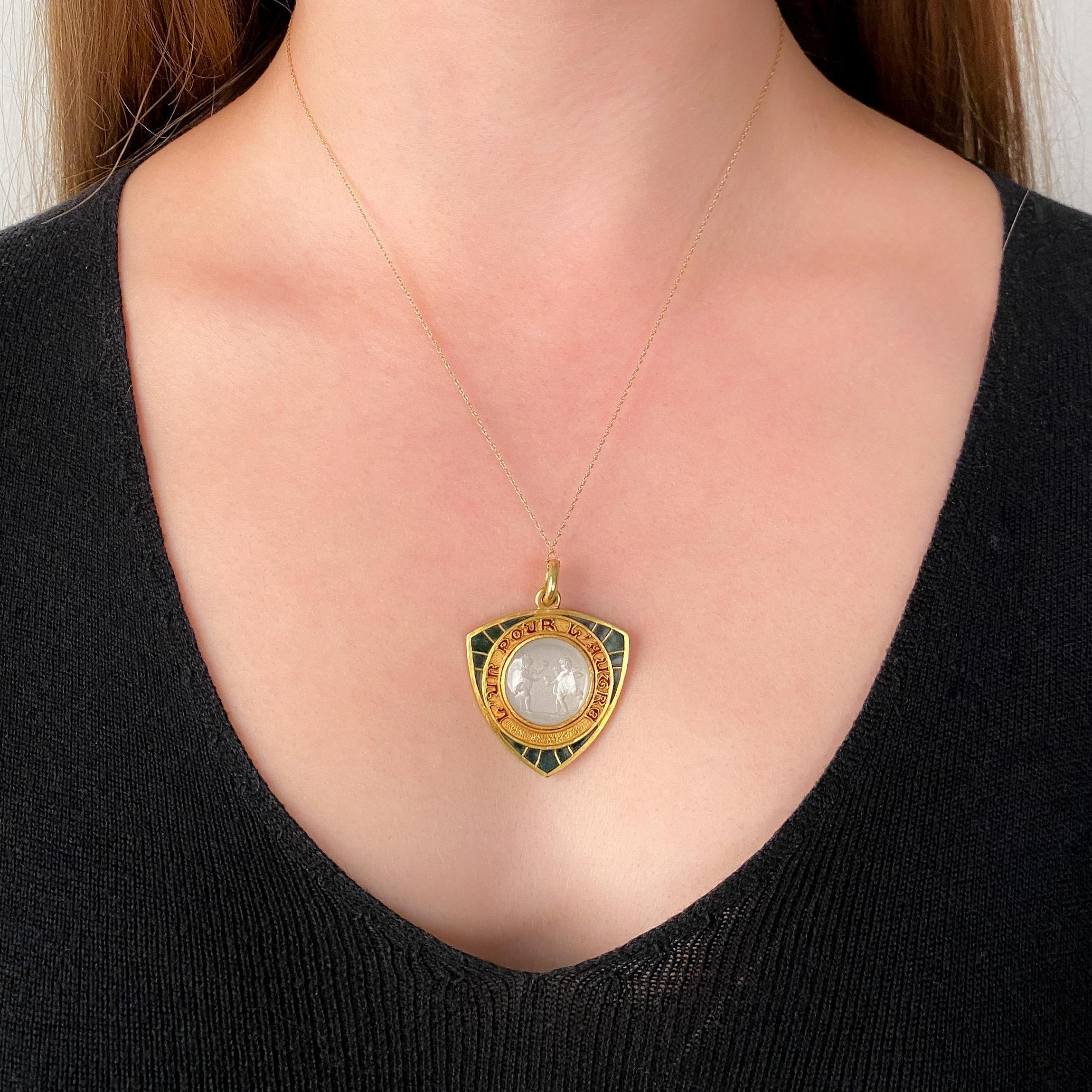 Taille cabochon Pendentif d'amour chérubin Art Nouveau en or 19ct en vente