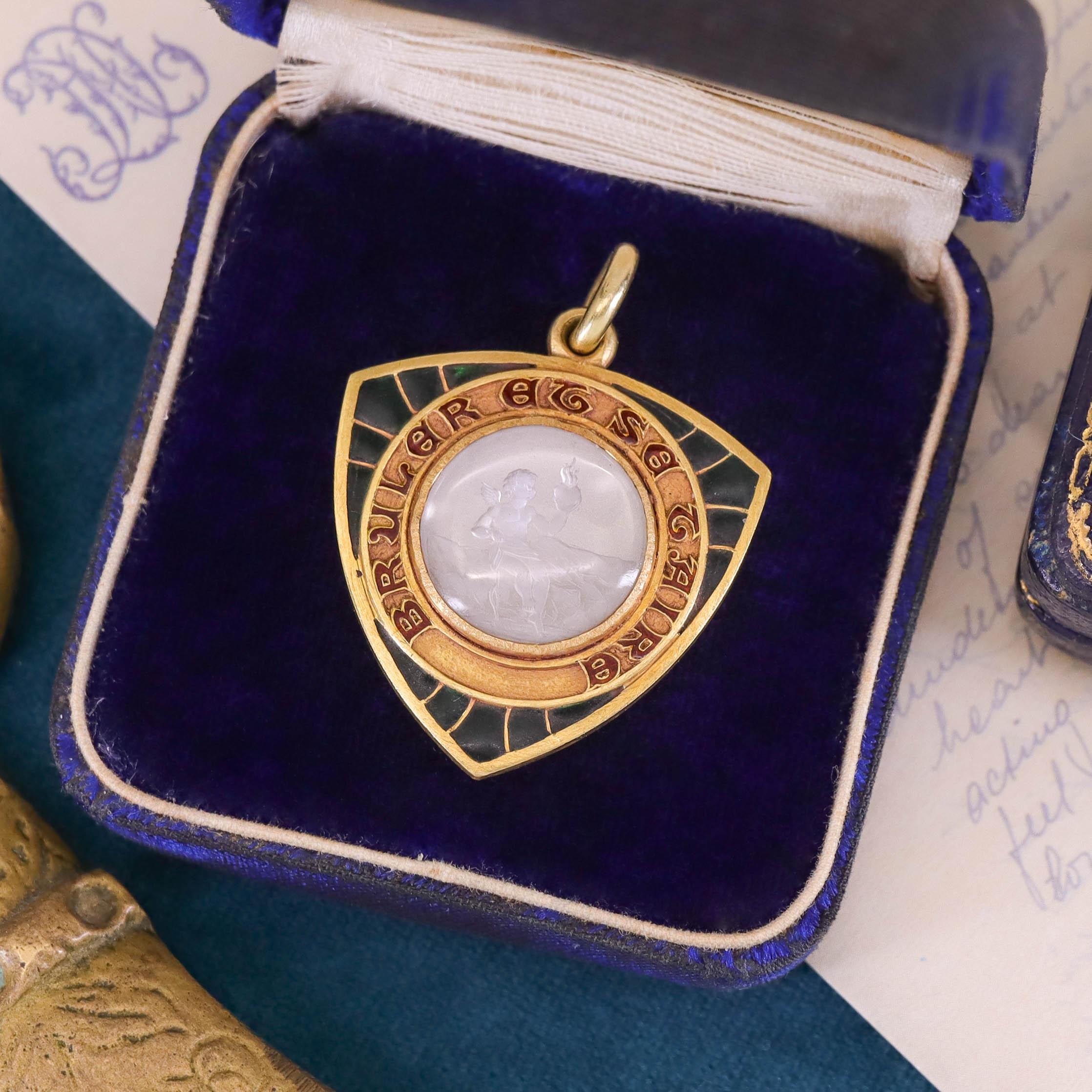Pendentif d'amour chérubin Art Nouveau en or 19ct en vente 1