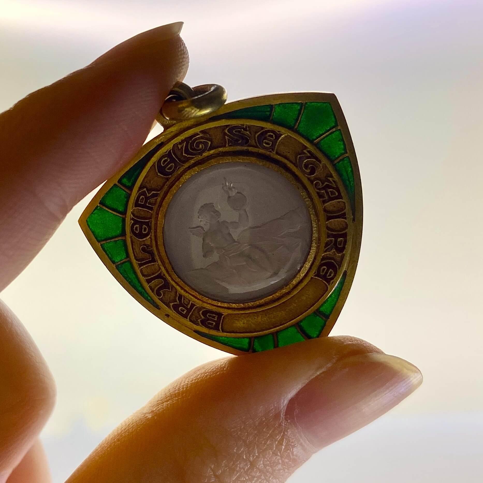 Pendentif d'amour chérubin Art Nouveau en or 19ct en vente 1