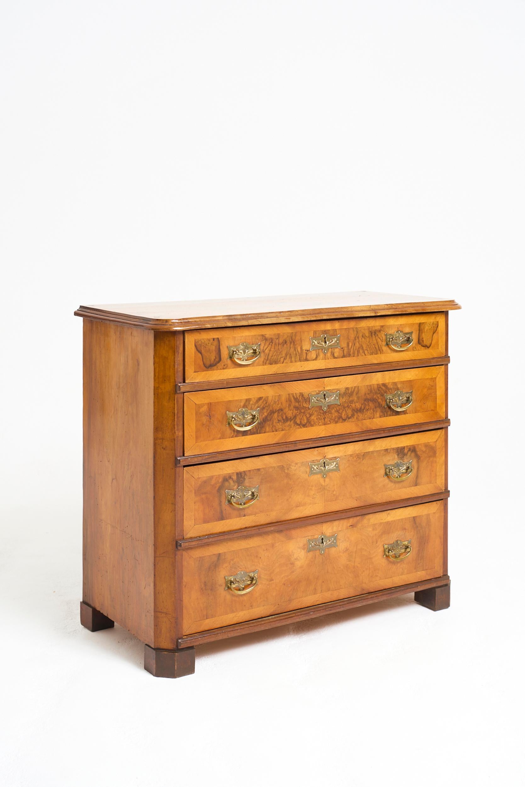 Commode Art Nouveau en noyer et laiton
Suède, Vers 1900
