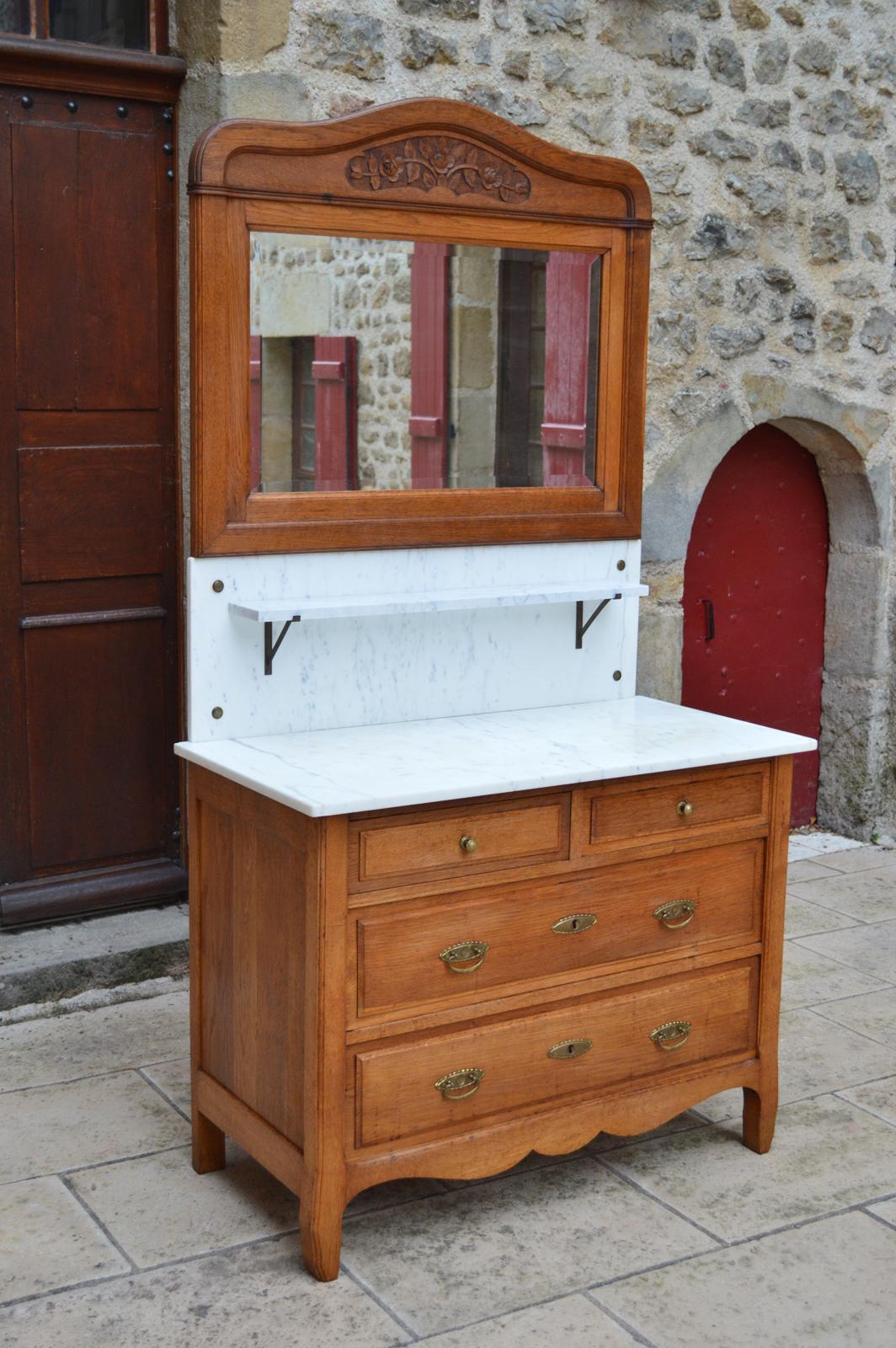 Art Nouveau Chest of Drawers in Carved Oak, France, circa 1910 In Good Condition For Sale In VÉZELAY, FR