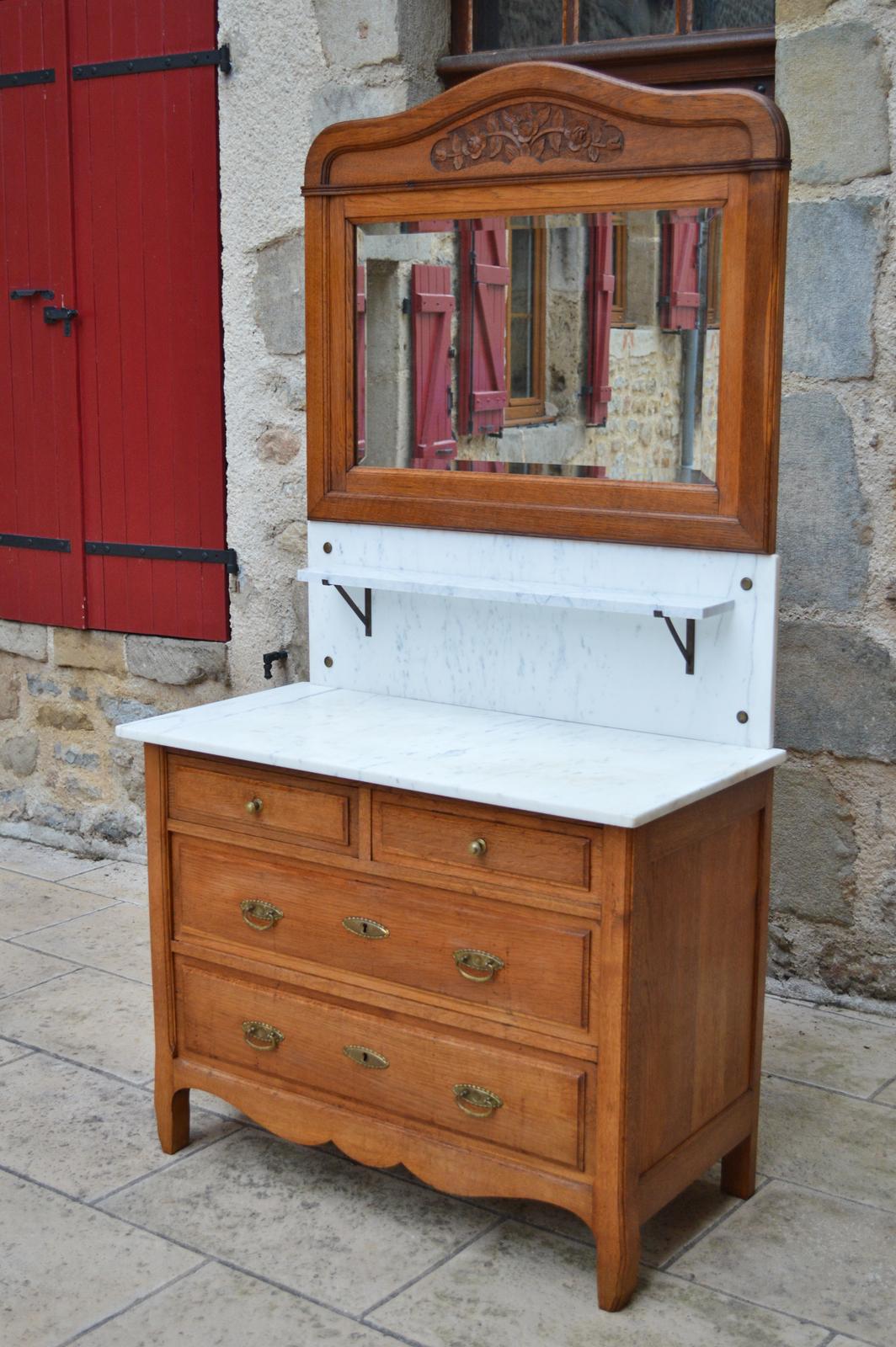 Early 20th Century Art Nouveau Chest of Drawers in Carved Oak, France, circa 1910 For Sale