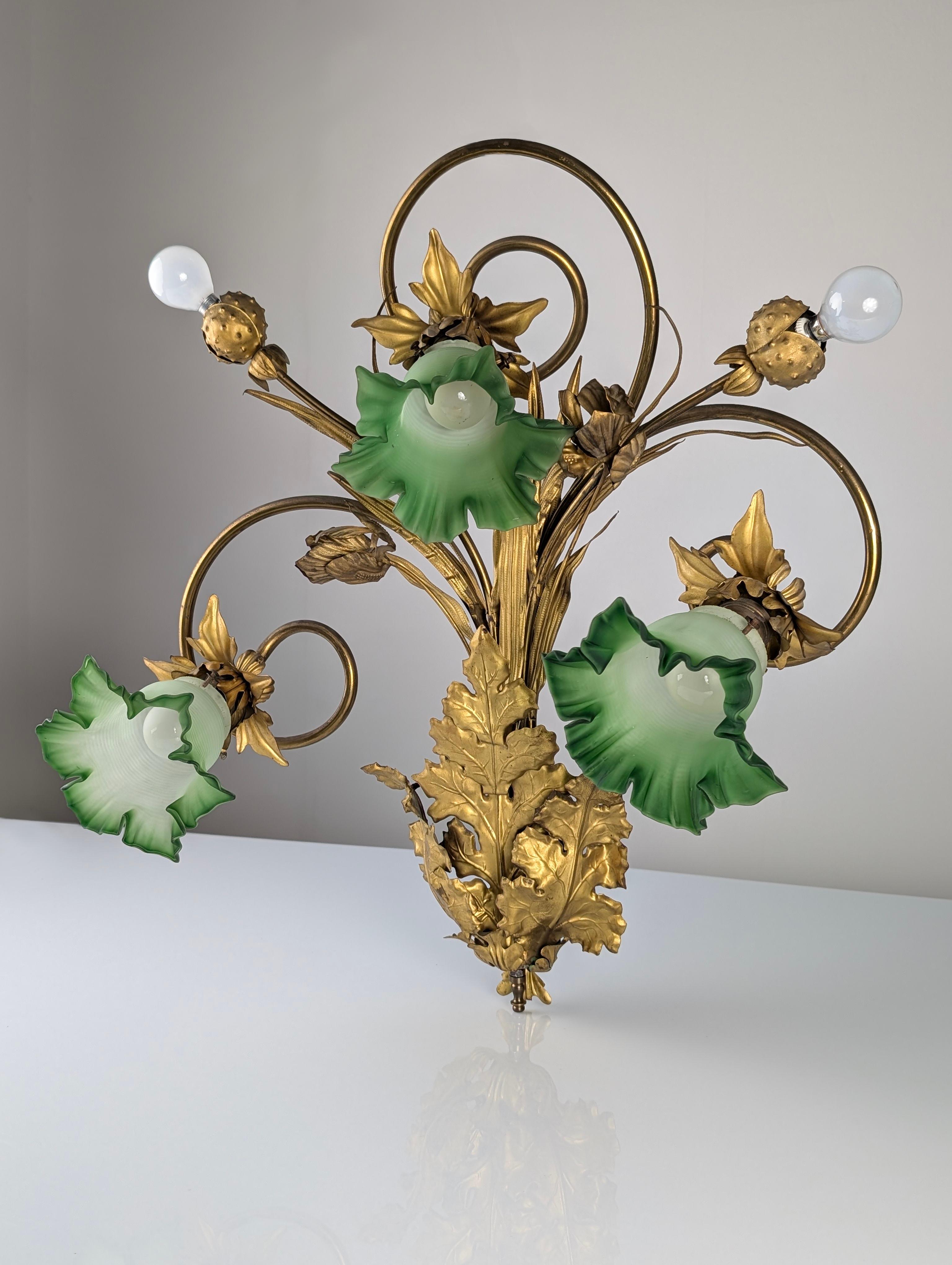 Art Nouveau Chestnut Leaf and Green Glass Sconce, 1900s For Sale 3