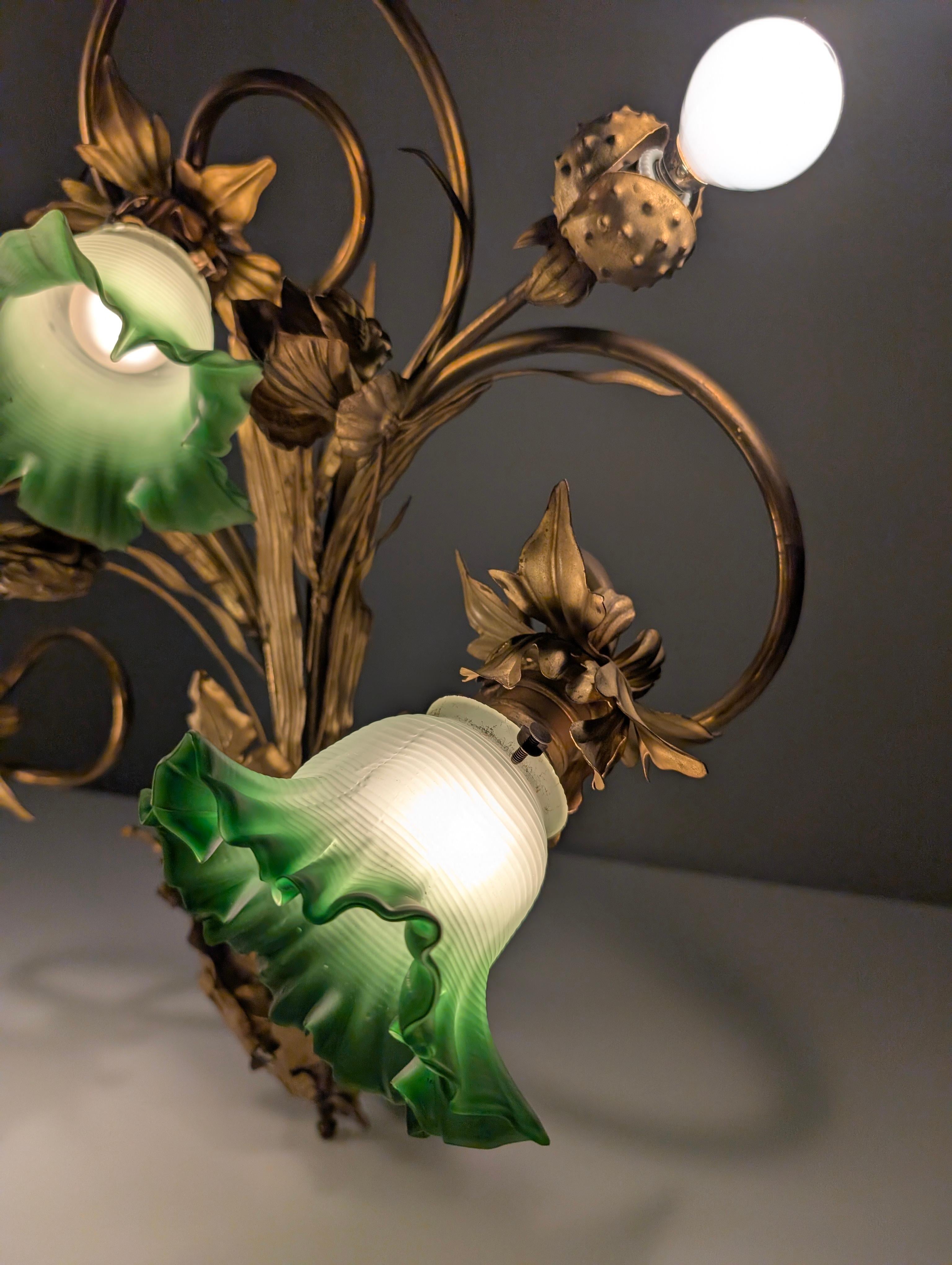 Art Nouveau Chestnut Leaf and Green Glass Sconce, 1900s For Sale 2