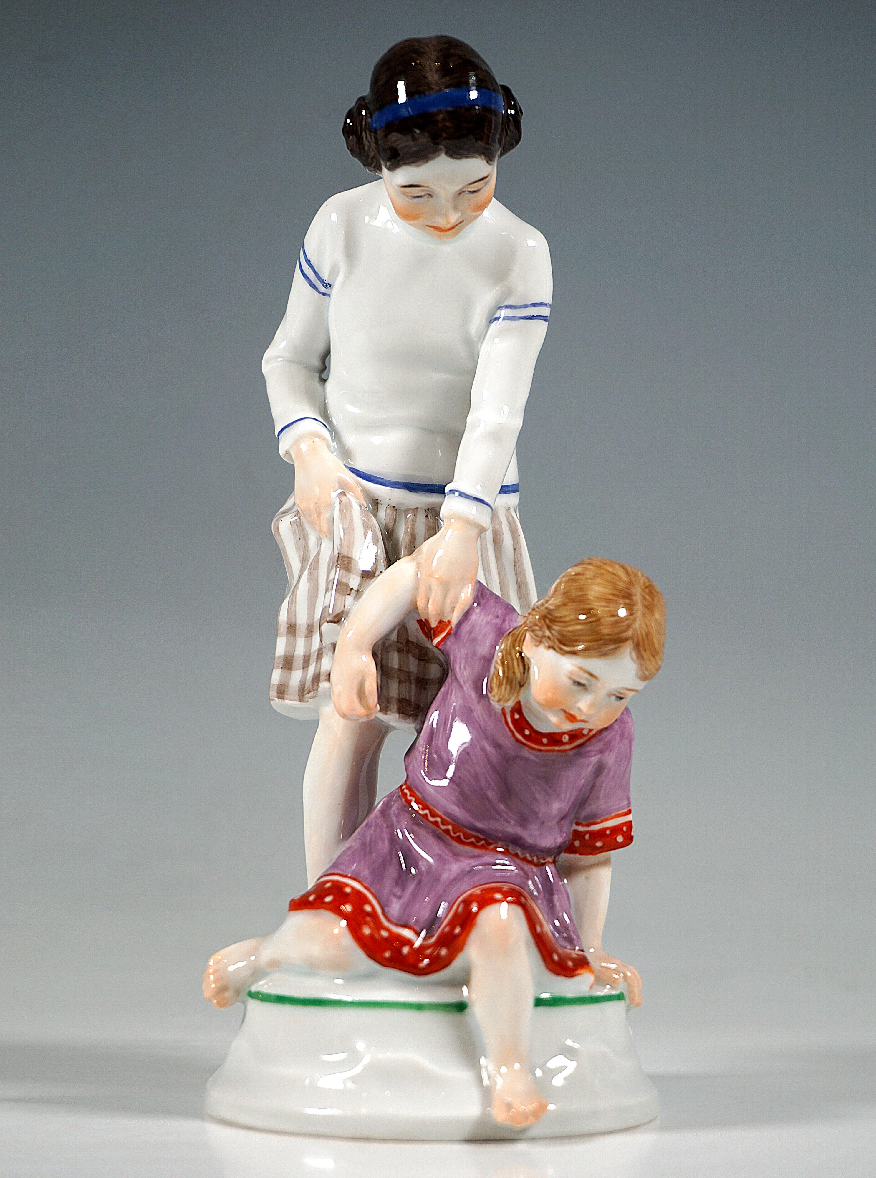 Art Nouveau Children Group 'Two Girls', by A. Koenig, Meissen Germany, ca 1912 In Good Condition For Sale In Vienna, AT