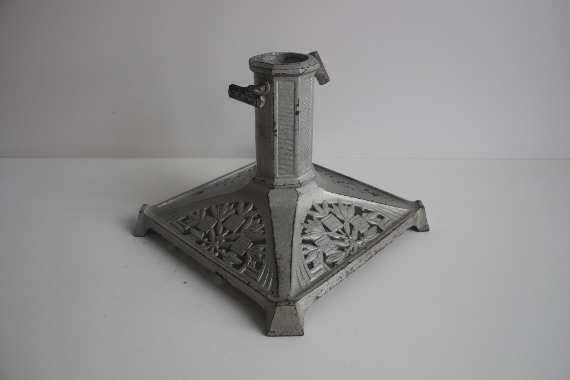 Precioso soporte de hierro fundido para el árbol de Navidad con una rica decoración
Patrón decorativo con motivo floral
Un complemento elegante para cualquier interior
Con pátina envejecida
Estado original
