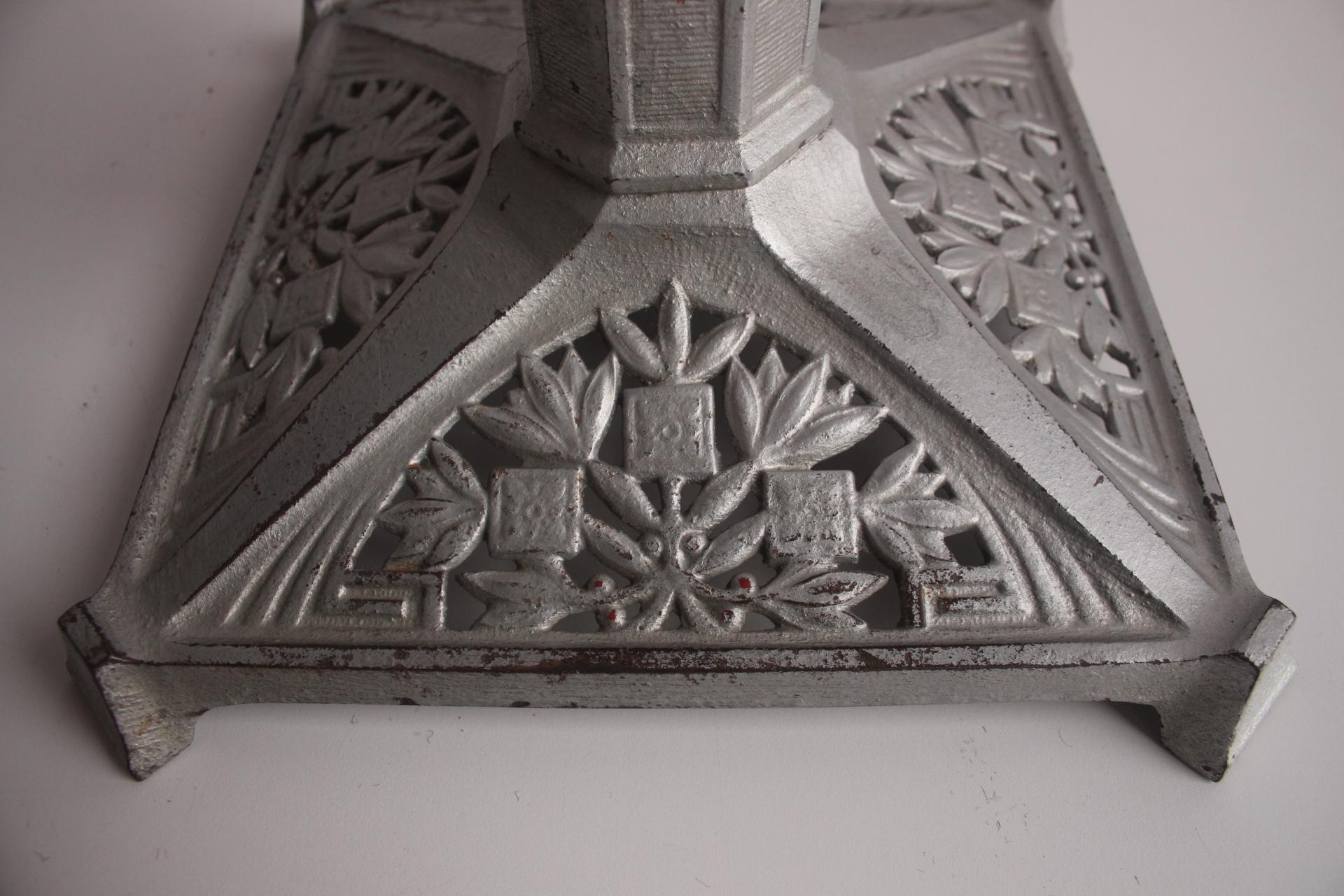 Soporte Art Nouveau para árbol de Navidad, años 1910. Hierro en venta