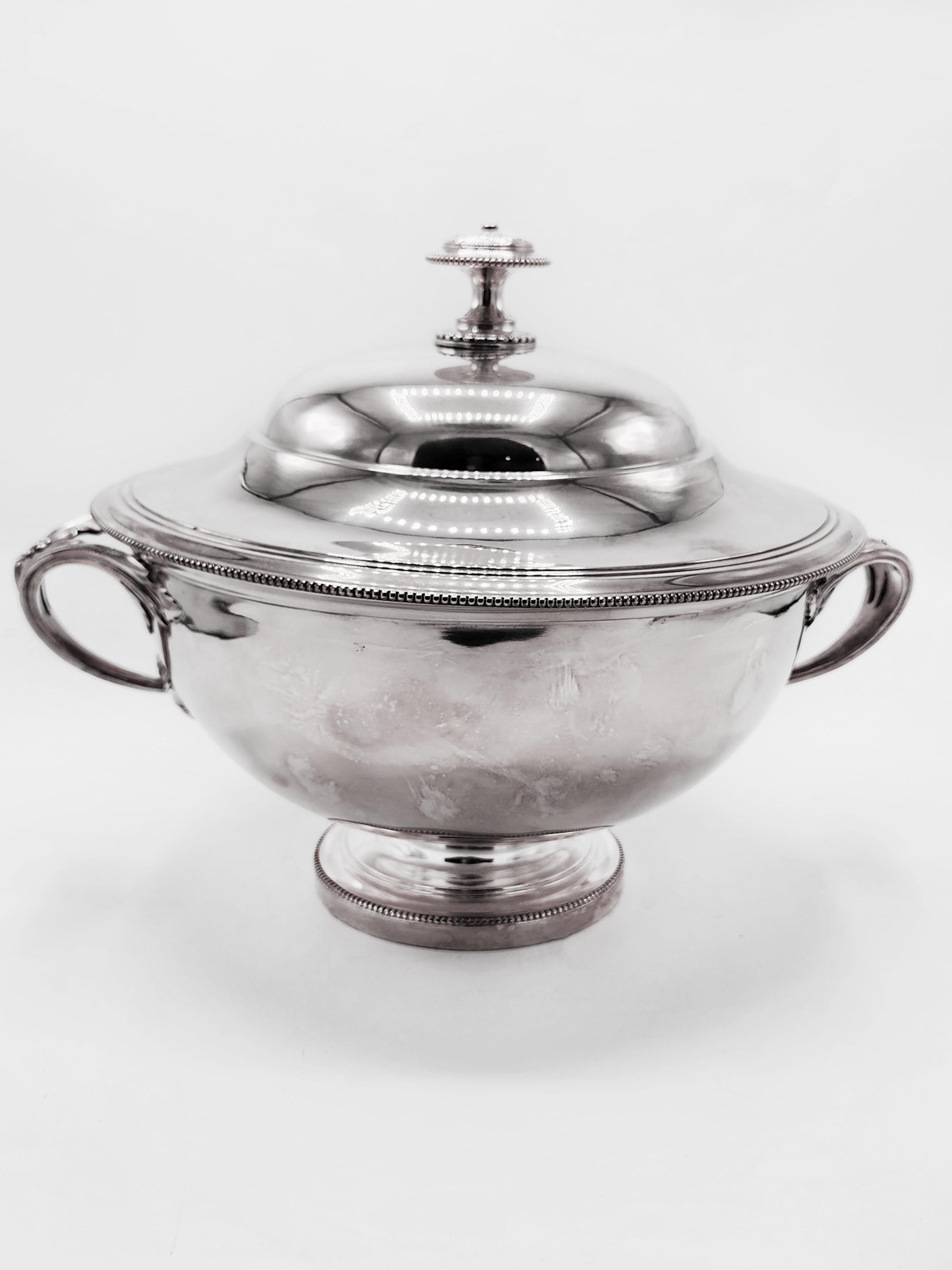Sopera Art Nouveau Christofle bañada en plata
Preciosa y elegante sopera francesa Christofle con asas con motivos de flores y hojas.
Medidas:
Altura: 24.5 centímetros
Diámetro: 26 centímetros
