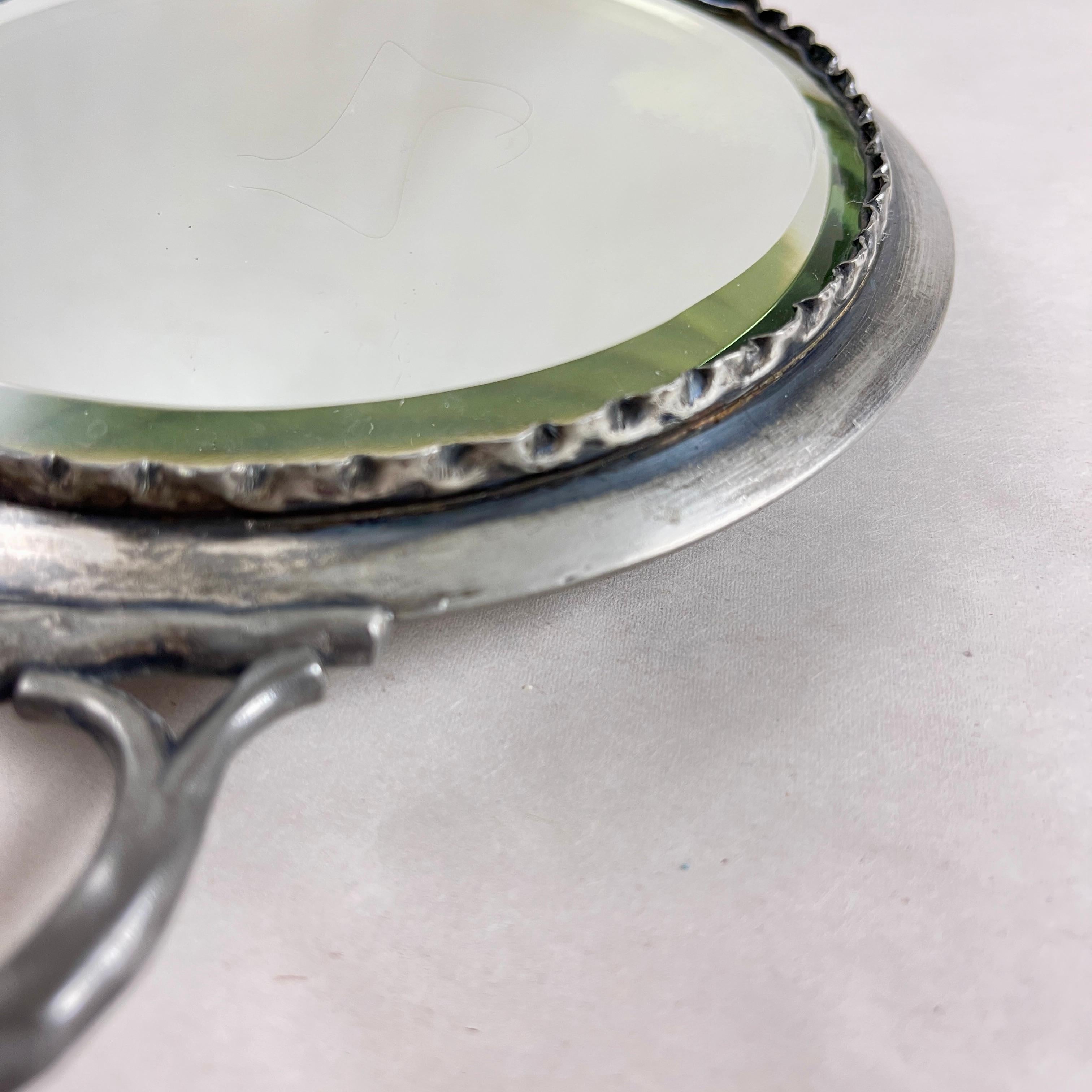 Miroir à main en étain français Art Nouveau Chrysanthème en vente 3