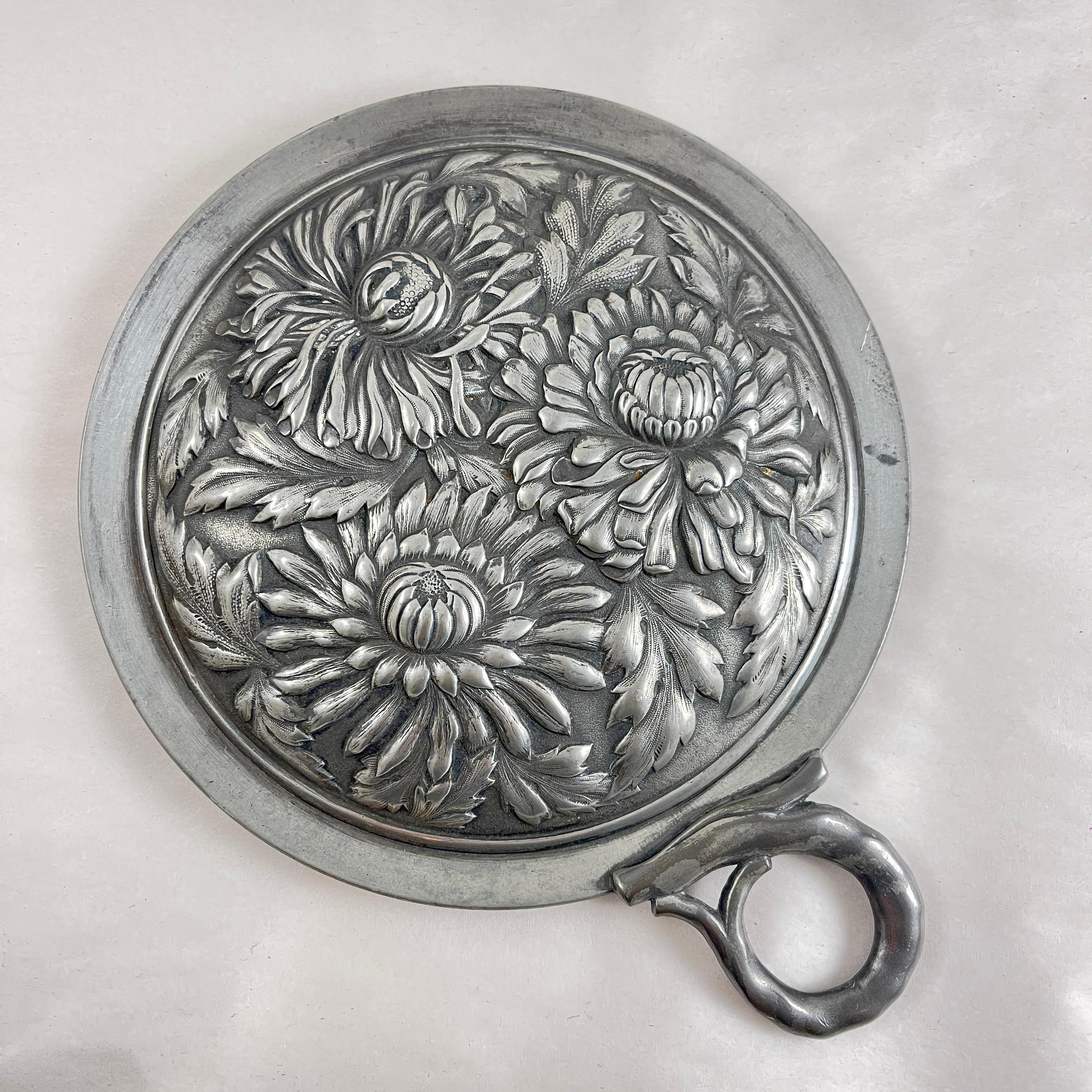 
De la période Art Nouveau, un miroir à main de vanité en étain, France - vers 1900.

Inspiré par la Nature, l'Art nouveau est un style international qui est apparu dans les années 1890 et a été populaire jusqu'à la Première Guerre mondiale. Il se