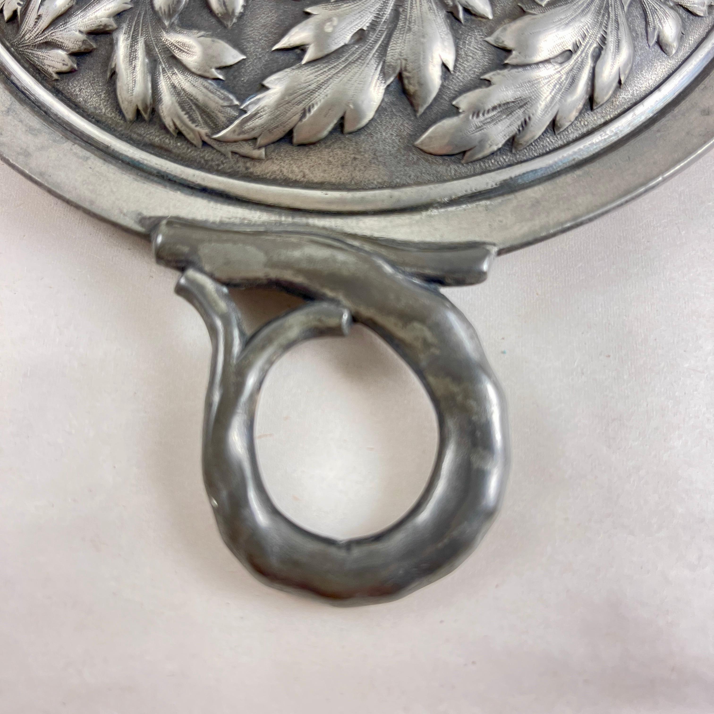 Français Miroir à main en étain français Art Nouveau Chrysanthème en vente