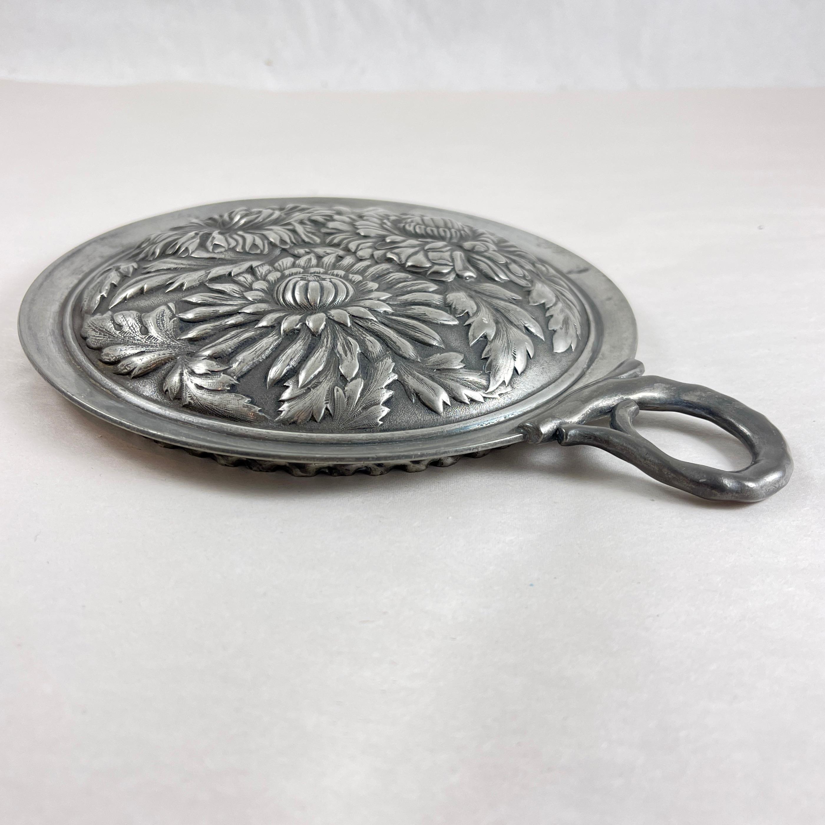 Biseauté Miroir à main en étain français Art Nouveau Chrysanthème en vente