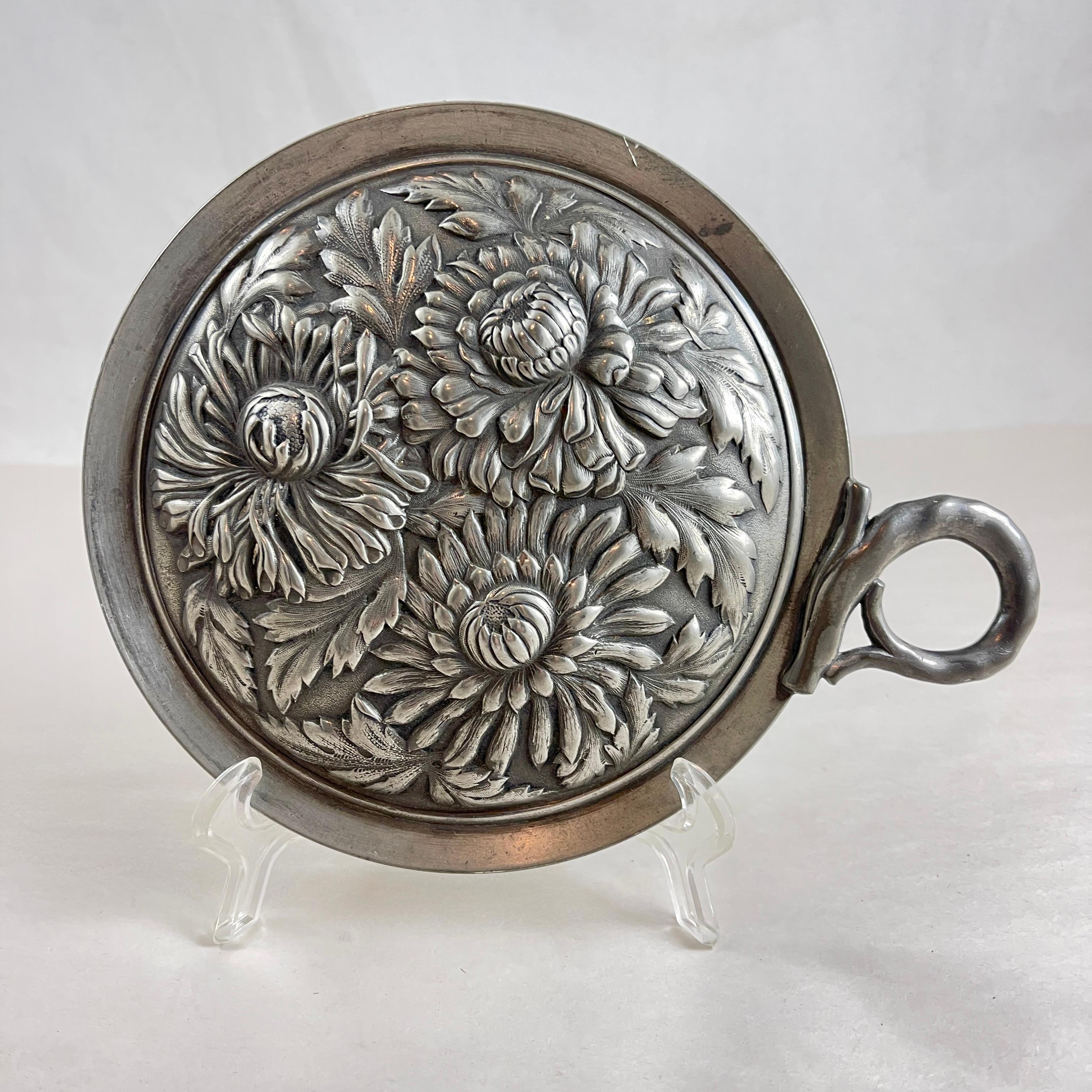 Miroir à main en étain français Art Nouveau Chrysanthème Bon état - En vente à Philadelphia, PA