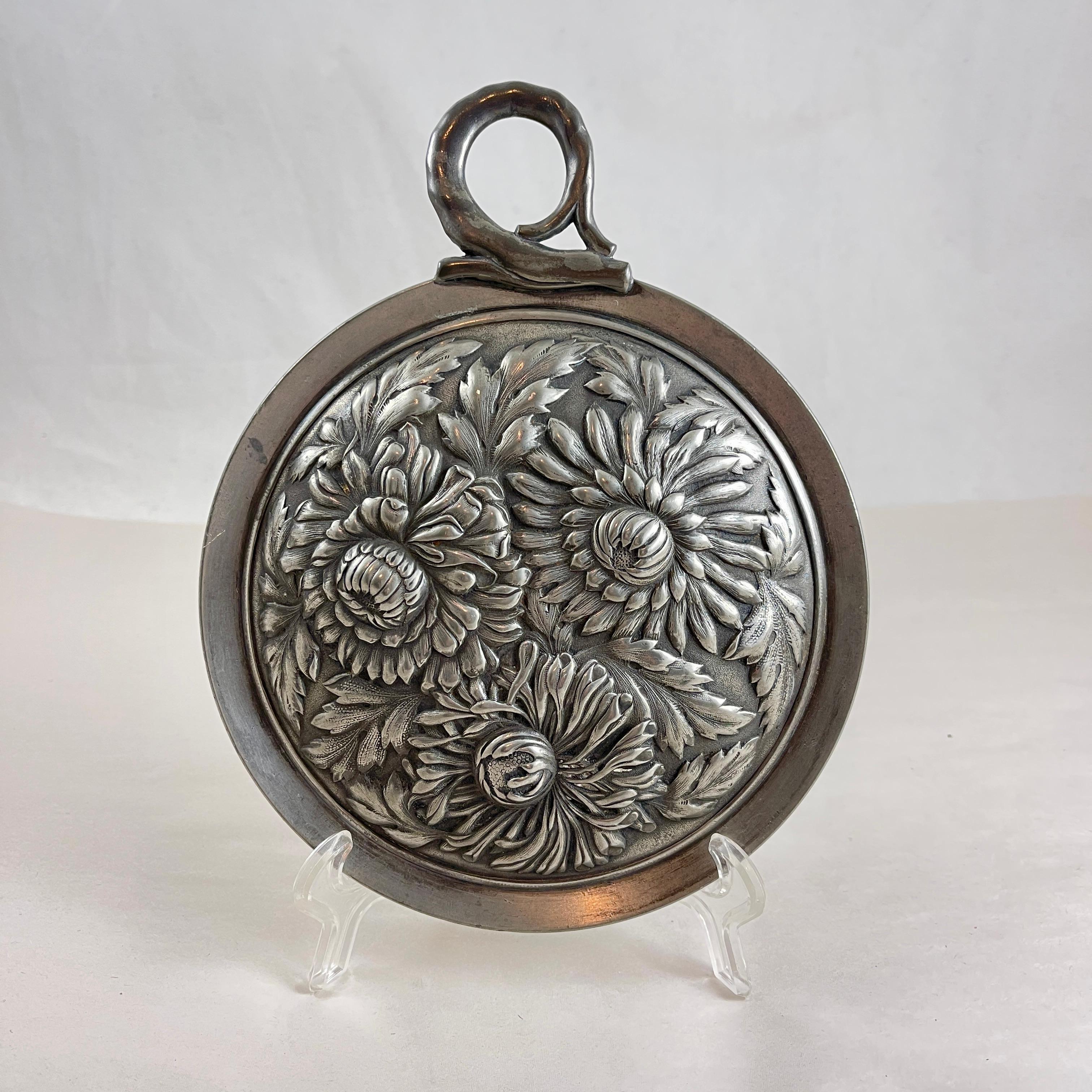Début du 20ème siècle Miroir à main en étain français Art Nouveau Chrysanthème en vente