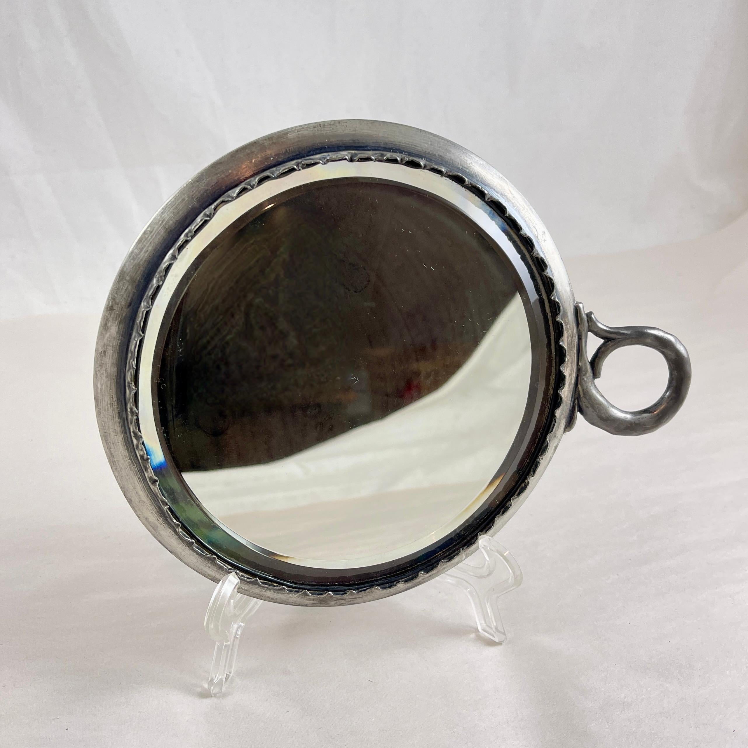 Miroir à main en étain français Art Nouveau Chrysanthème en vente 1
