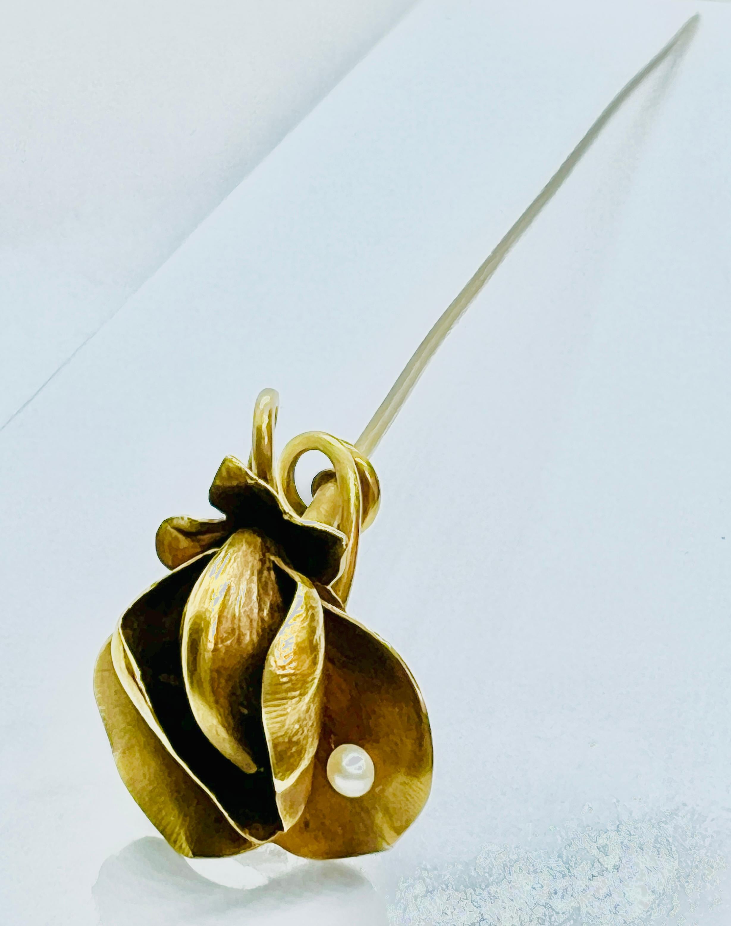 Alfiler de sombrero Art Nouveau 'circa 1910' de oro amarillo de 14 quilates y diseño floral de perlas 6,9 Gr Corte redondo