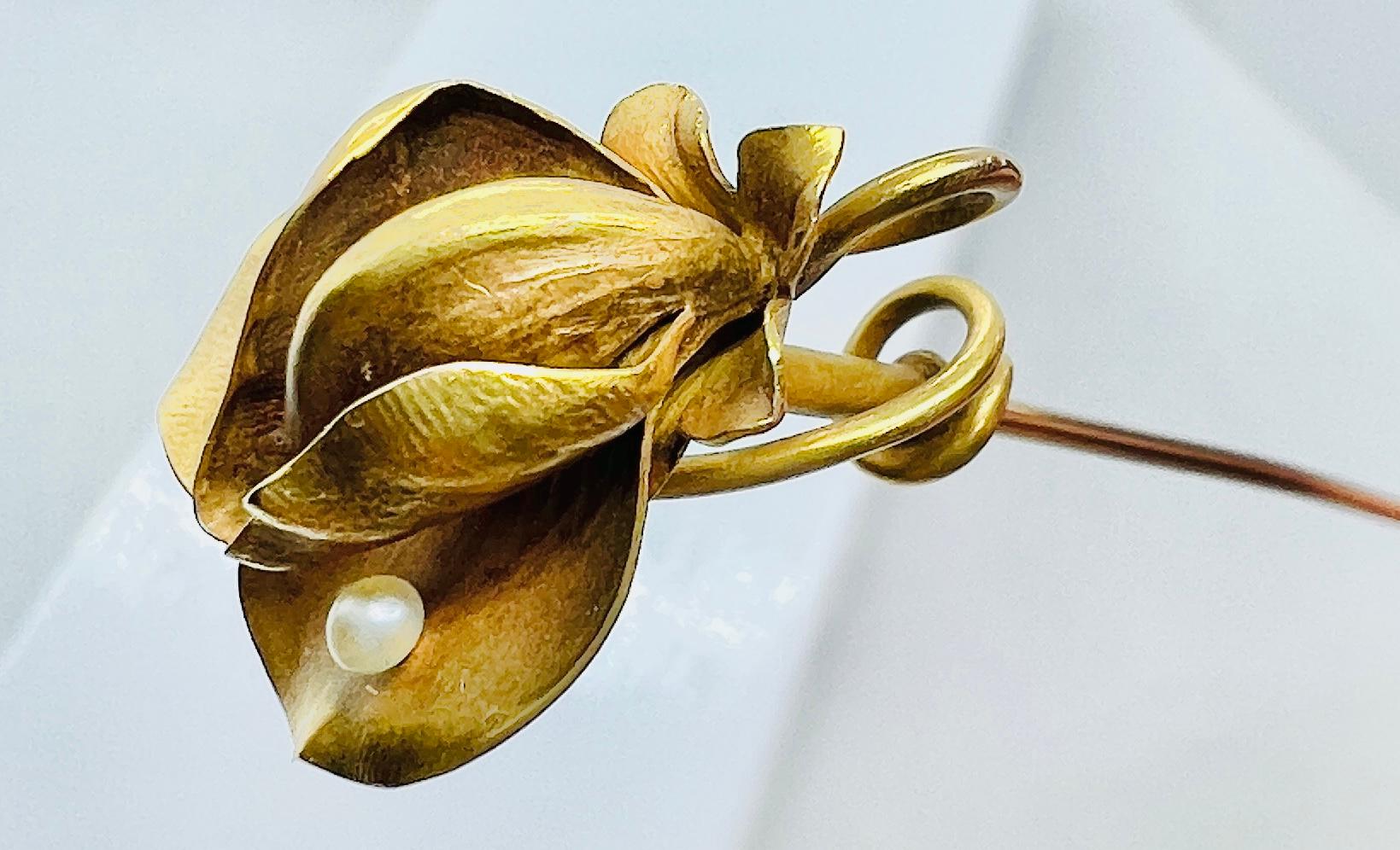 Femenino o masculino Alfiler de sombrero Art Nouveau 'circa 1910' de oro amarillo de 14 quilates y diseño floral de perlas 6,9 Gr