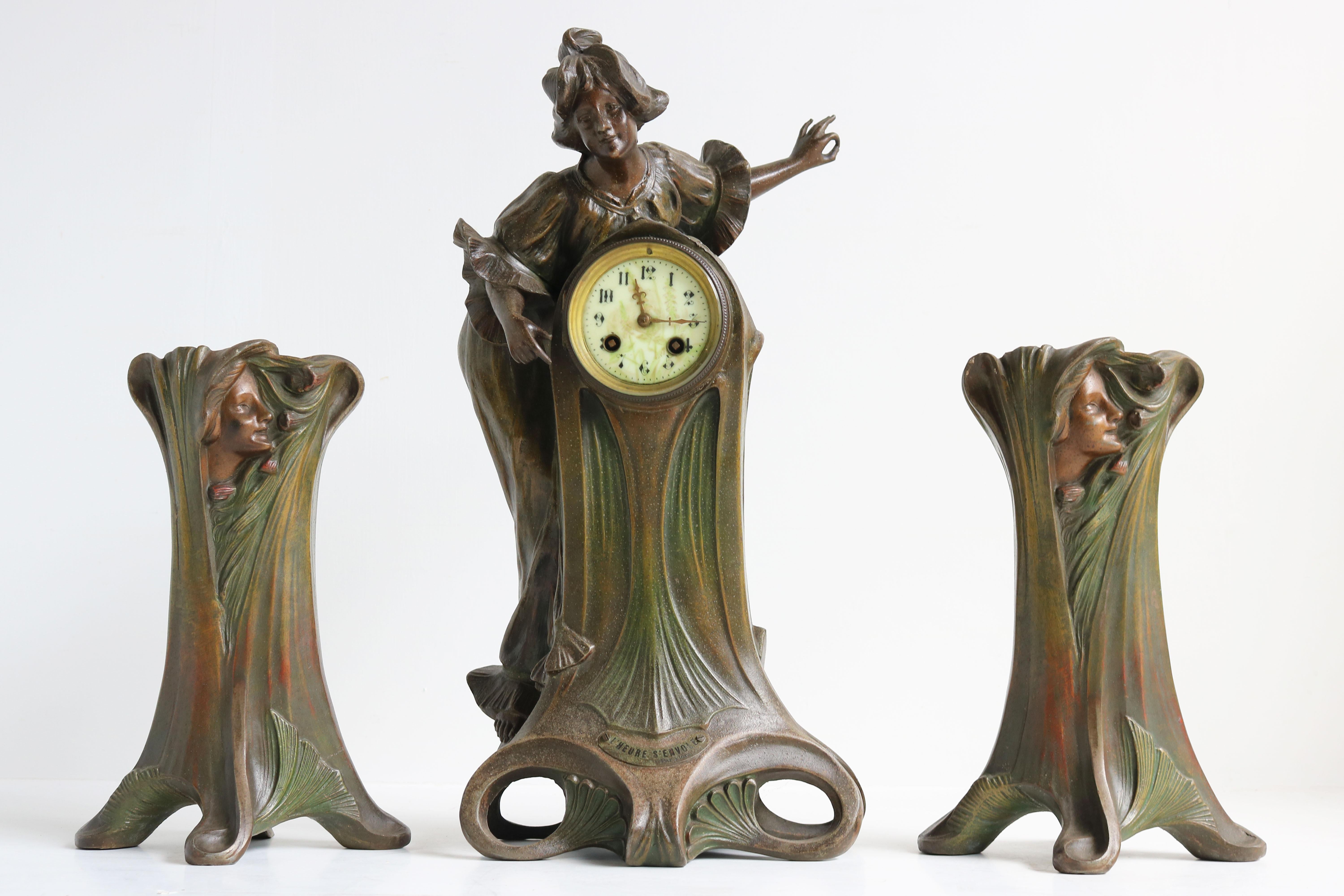 Wunderschönes Jugendstil-Uhrenset aus den 1890er Jahren des italienischen Künstlers Francesco Flora, hergestellt in Paris, Frankreich. 
Francesco Flora ist bekannt für seine wunderschönen weiblichen Jugendstilskulpturen, und dieses Uhrenset ist ein