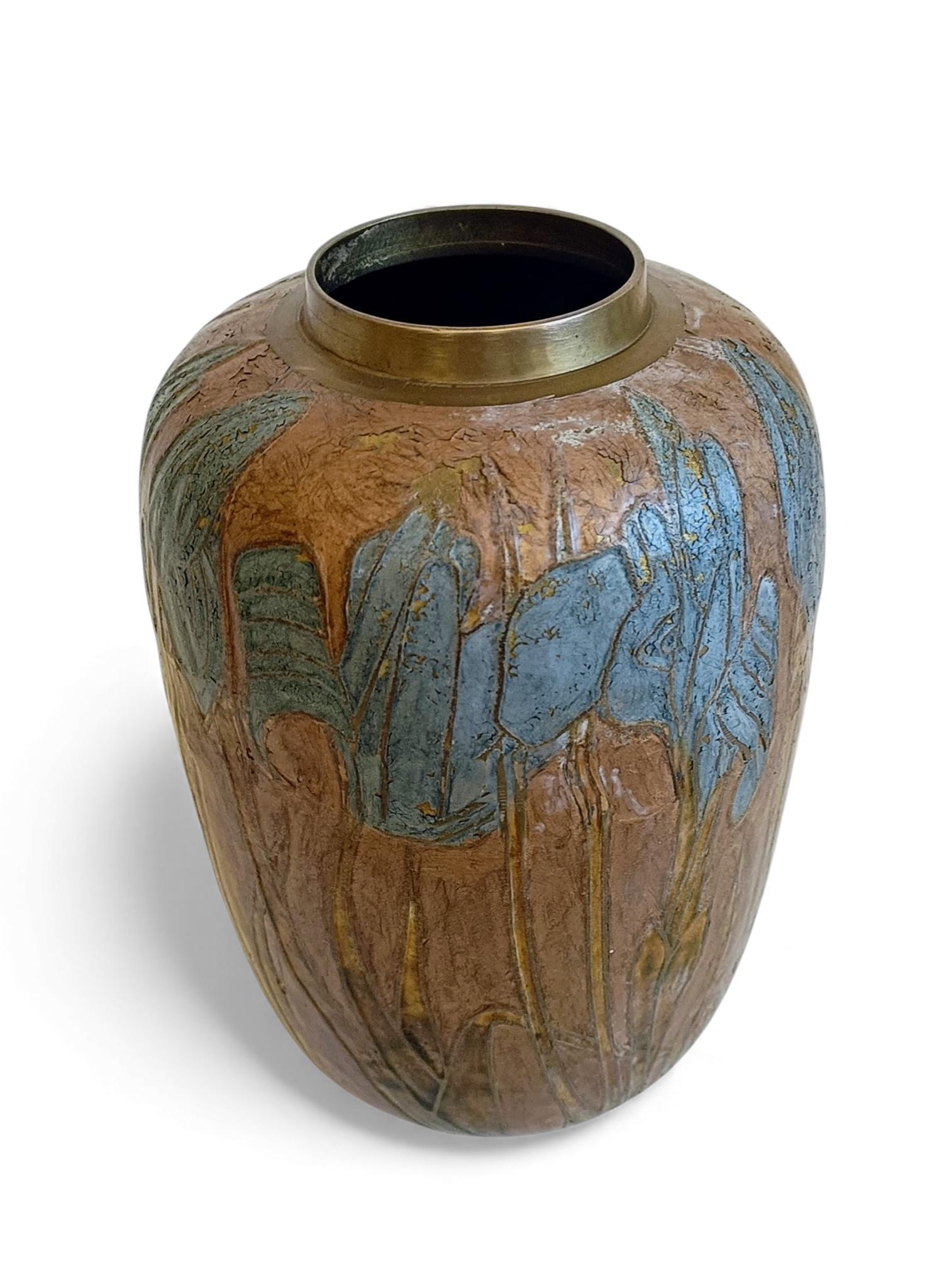 Vaso in ottone smaltato cloisonné Art Nouveau con motivo di iris, circa 1890-1910 in vendita 3